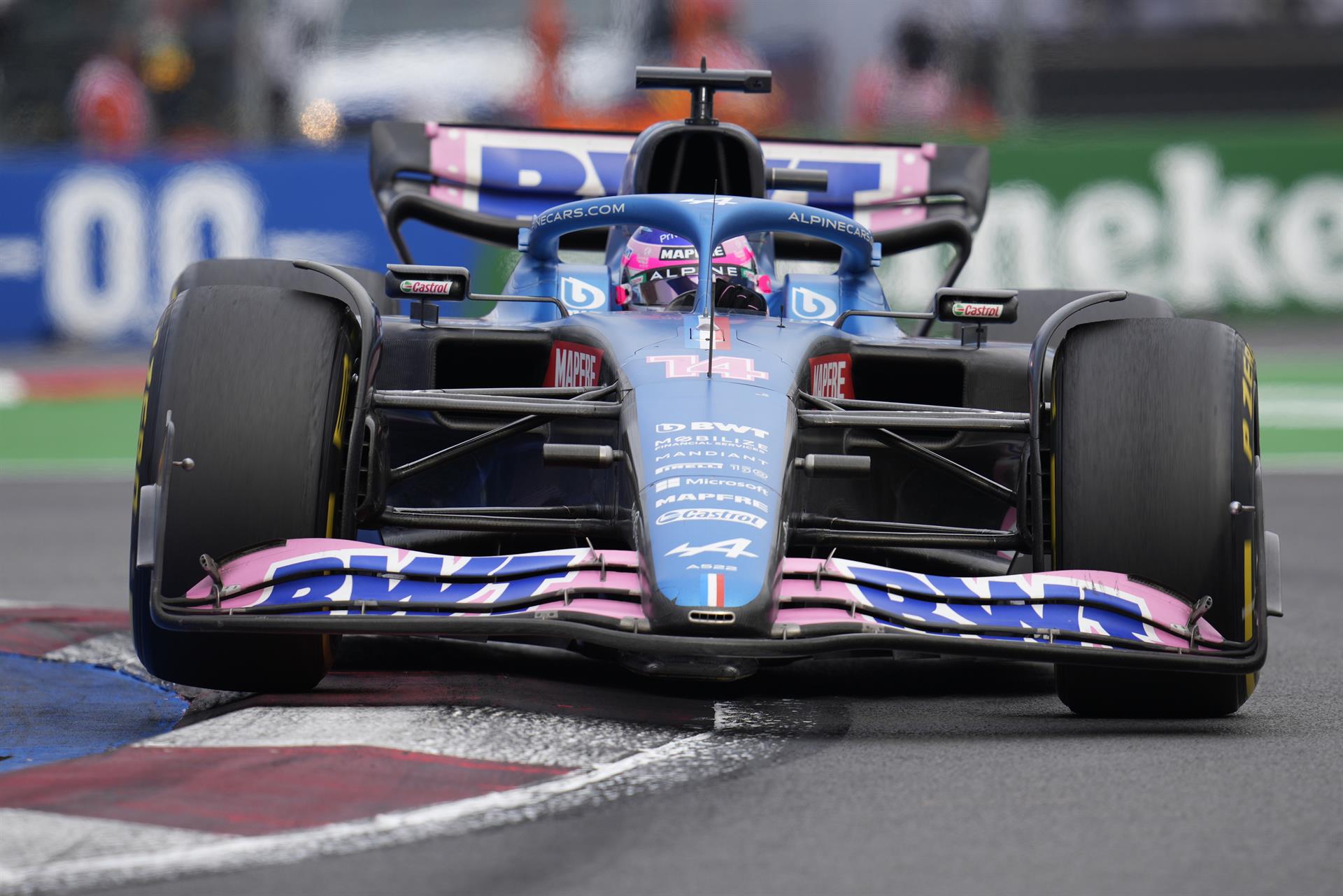 El español Fernando Alonso, de Alpine, compite hoy, en el Gran Premio de Fórmula Uno de Ciudad de México hoy, en el Autódromo Hermanos Rodríguez en Ciudad de México (México). EFE/Luis Licona
