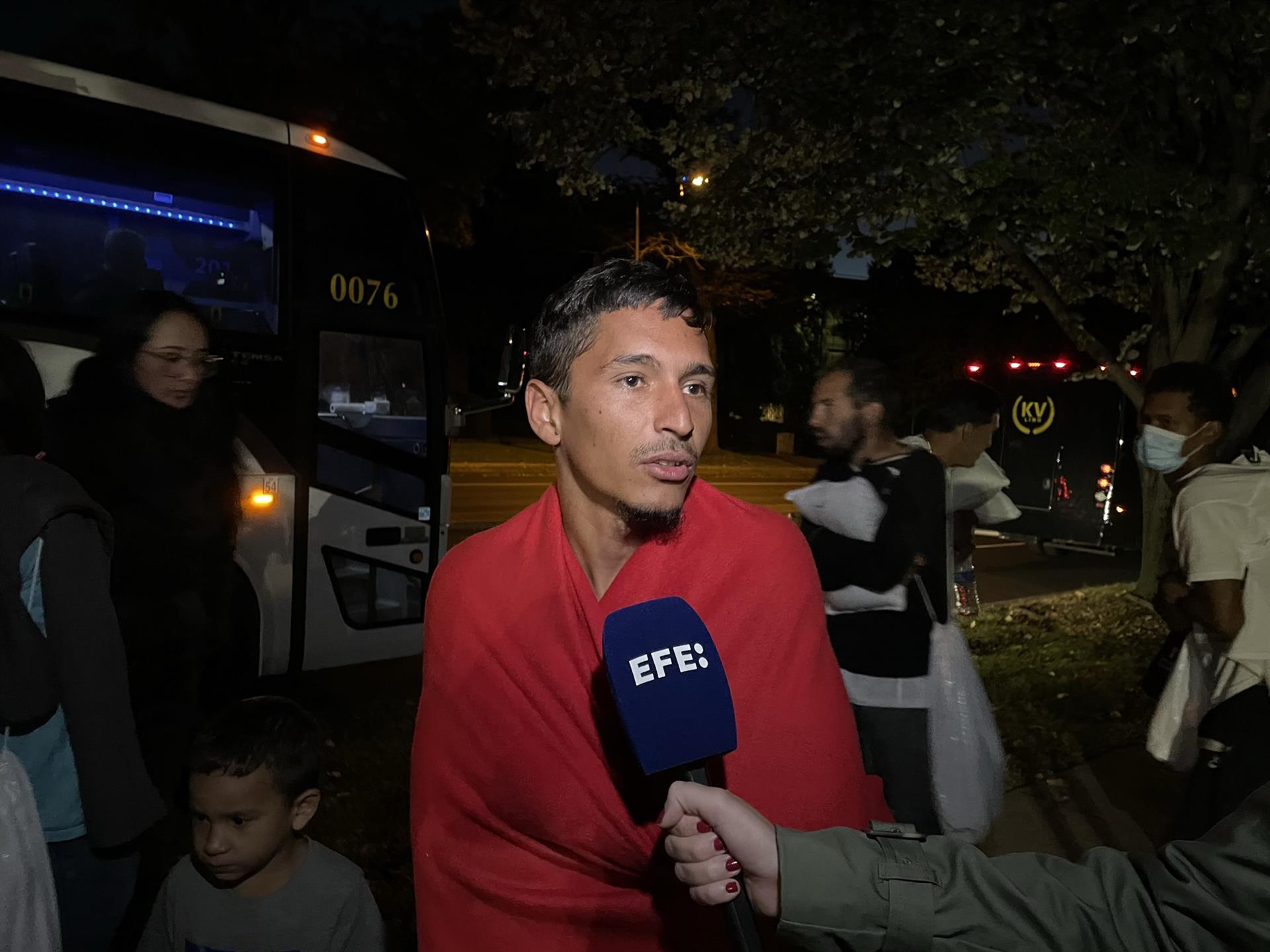 Un migrante venezolano habla con Efe hoy, tras su arribo a Washington (EE.UU.). EFE/ Octavio Guzmán
