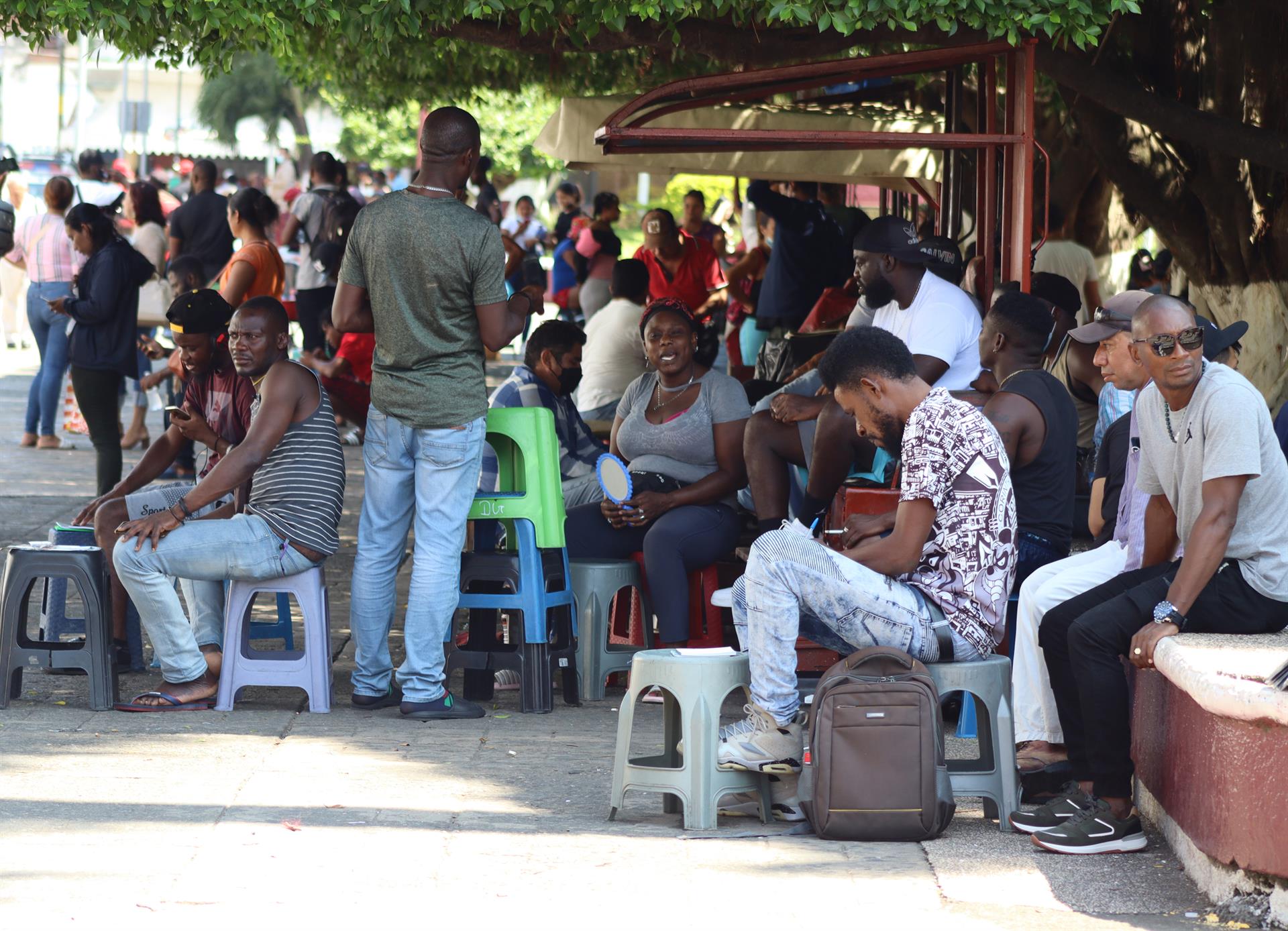 Migrantes permanecen este sábado, en las principales plazas en la Ciudad de Tapachula en Chiapas (México). EFE/Juan Manuel Blanco
