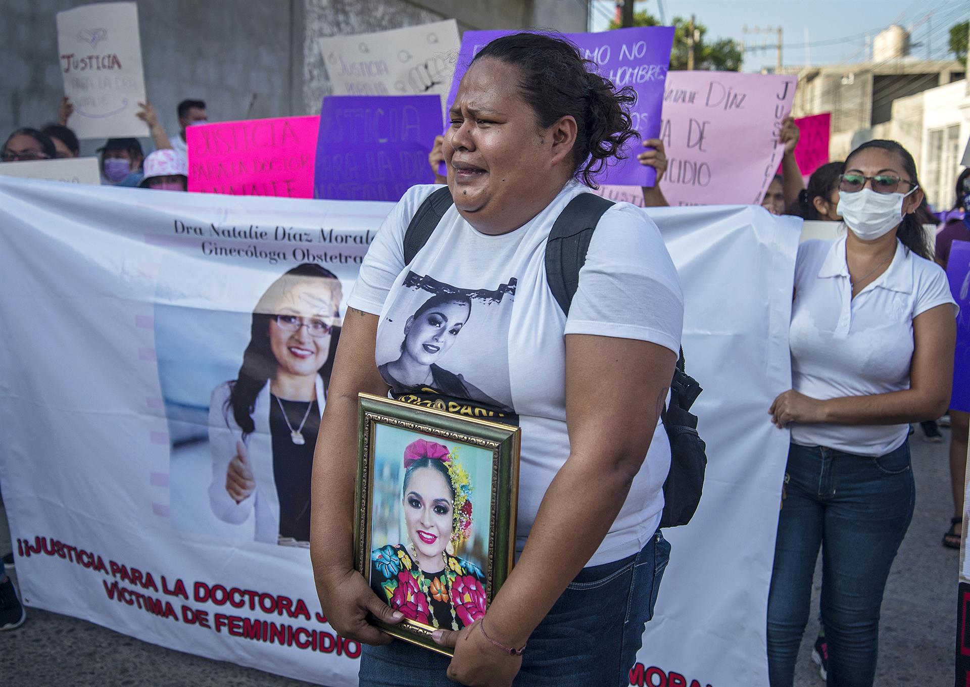 Familiares, amigos y activistas participaron en una marcha para exigir justicia el feminicidio de Natalie Díaz Morales, el 4 de octubre de 2022, en la ciudad de Tehuantepec, Oaxaca (México). EFE/ Luis Villalobos
