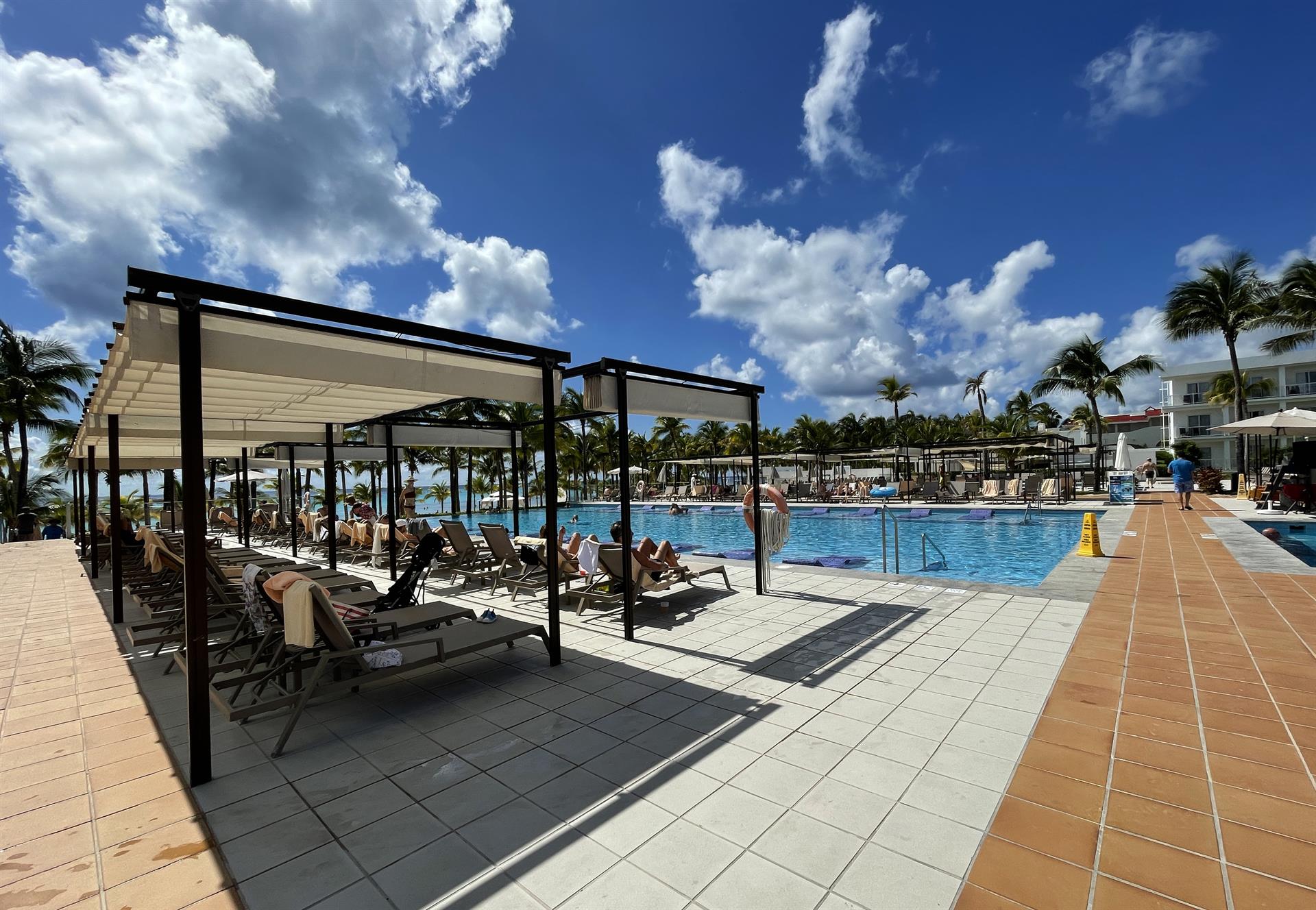 Fotografía de la zona de albercas del hotel RIU Palace Riviera Maya, el 12 de octubre de 2022, en el balneario de Cancún, Quintana Roo (México). EFE/ Lourdes Cruz
