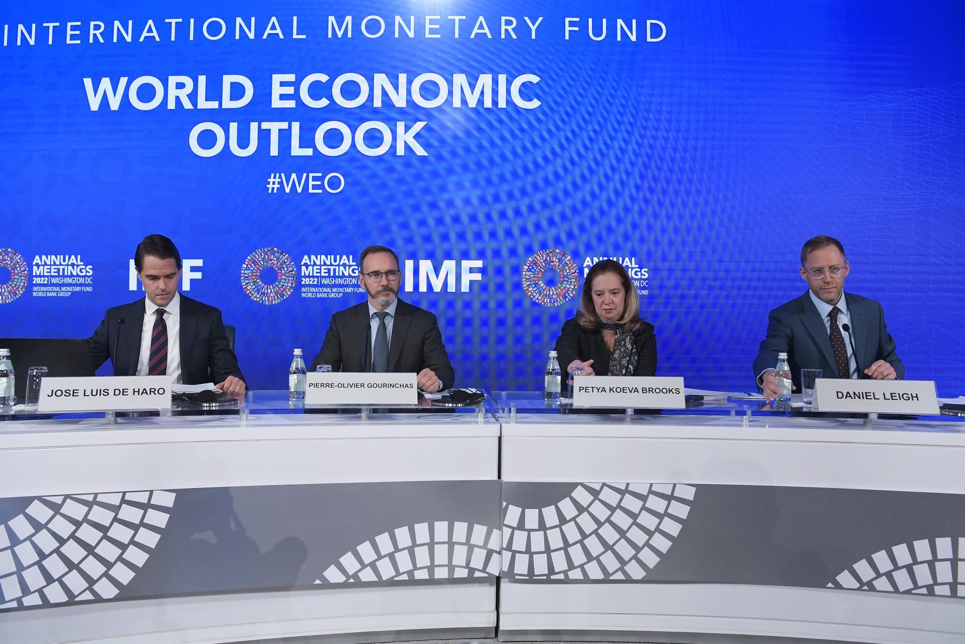 (i-d) El moderador José Luis de Haro; el director y la directora adjunta de Investigación del Fondo Monetario Internacional (FMI), Pierre Olivier Gourinchas y Petya Koeva; y el jefe de la división de Estudios Económicos Mundiales del FMI, Daniel Leigh, participan hoy en una rueda de prensa en la sede del organismo en Washington (EE.UU.). EFE/ Lenin Nolly
