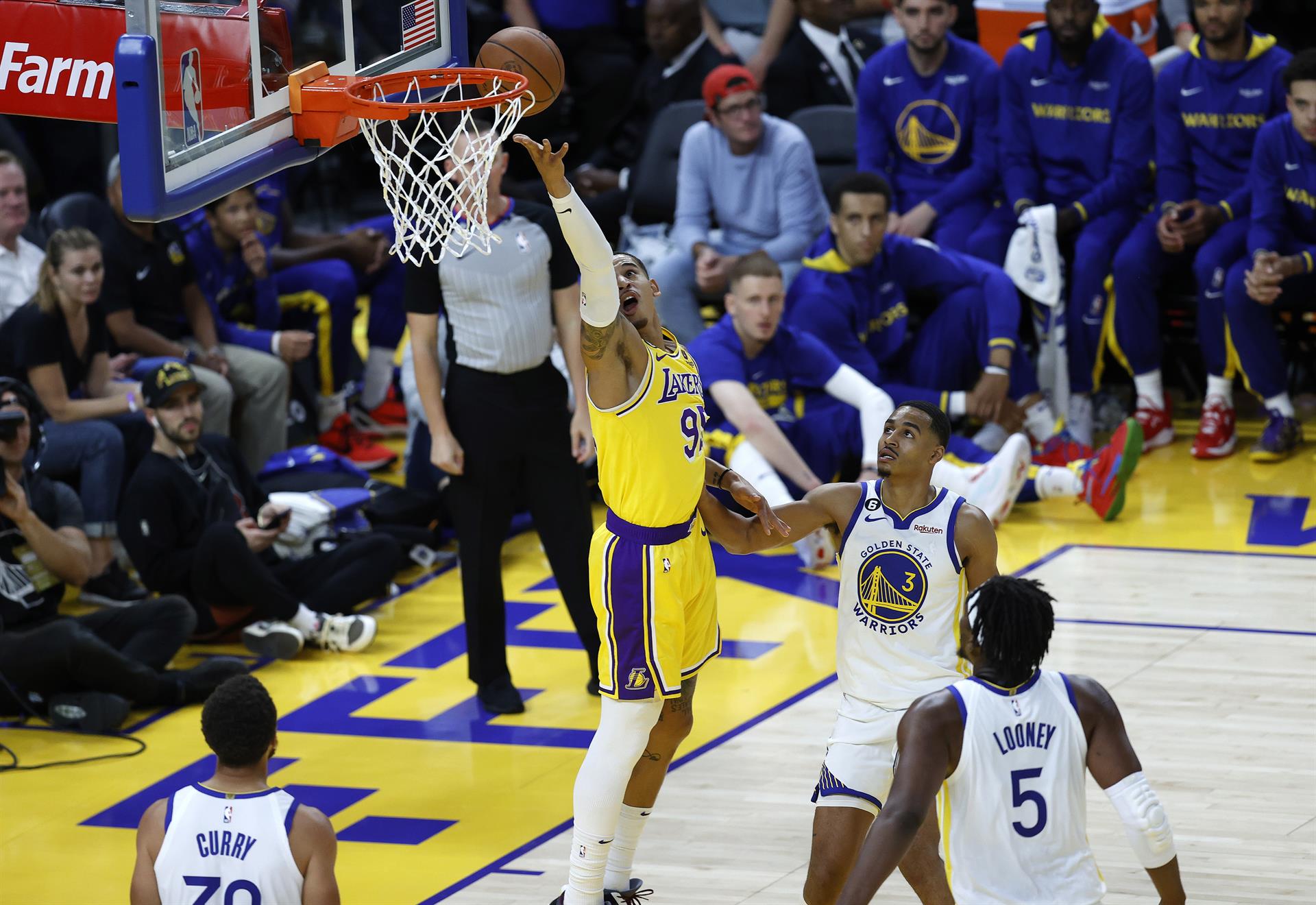 Juan Toscano-Anderson (c), alero de los Lakers de Los Ángeles, fue registrado este domingo, 9 de octubre, al atacar el aro que definden los Warriors de Golden State, durante un partido de pretemporada de la NBA, en el estadio Chase Center, en San Francisco (CA, EE.UU.). EFE/John G. Mabanglo
