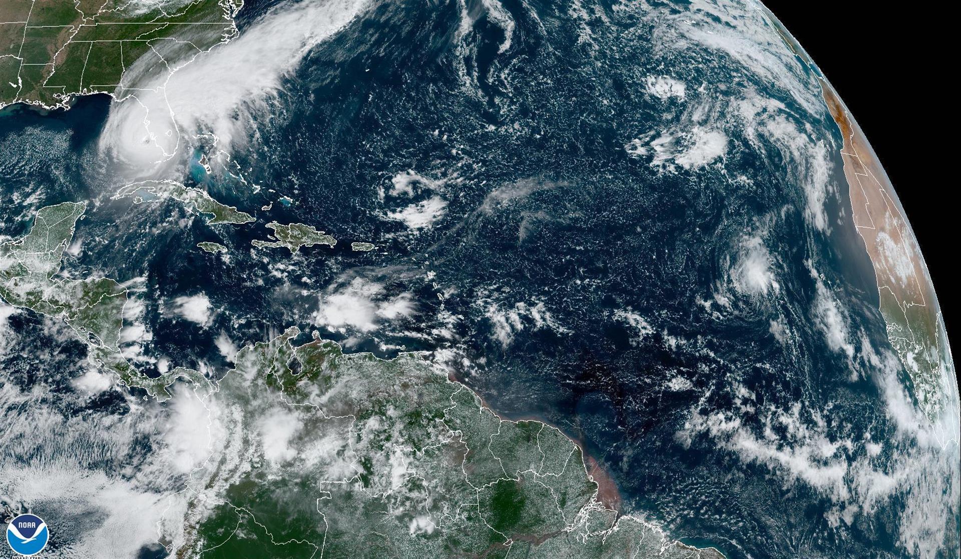 Imagen satelital cedida hoy por la Oficina Nacional de Administración Oceánica y Atmosférica de Estados Unidos (NOAA), a través del Centro Nacional de Huracanes (NHC), en la que se registra la localización del huracán Ian de categoría 4 en la escala Saffir-Simpson en el Golfo de México frente a la costa de Florida. Ian enfila hacia la costa oeste de Florida con vientos de 155 millas por hora (250 km/h), donde se prevé toque tierra este miércoles y produzca efectos catastróficos, mientras las autoridades piden a la población de esa área a protegerse y 