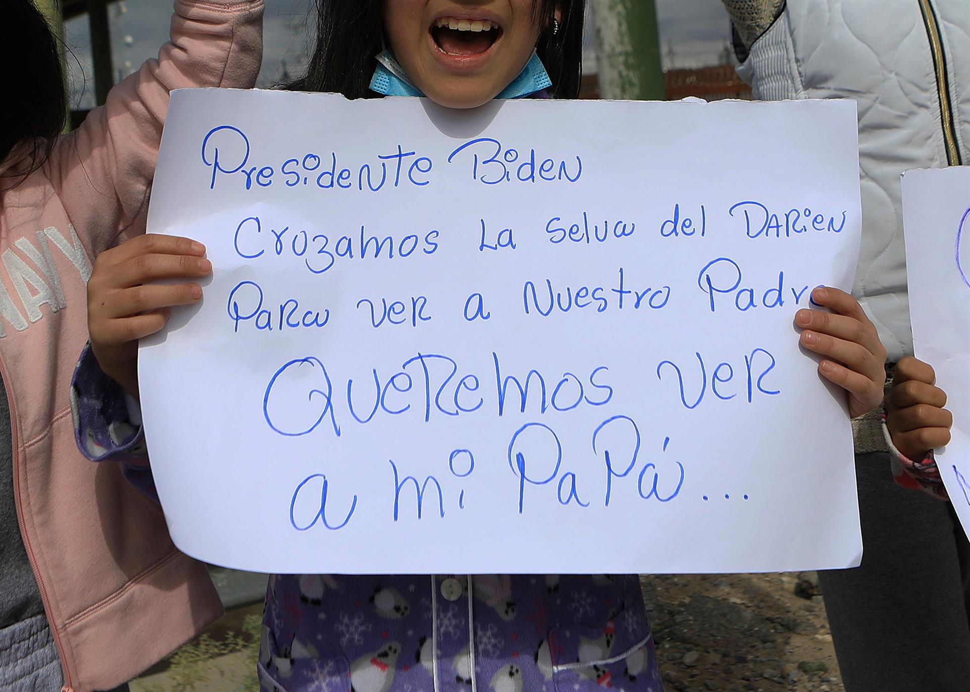 Al separarlos de sus padres, niños venezolanos protestan en línea  México-EEUU - Hola News