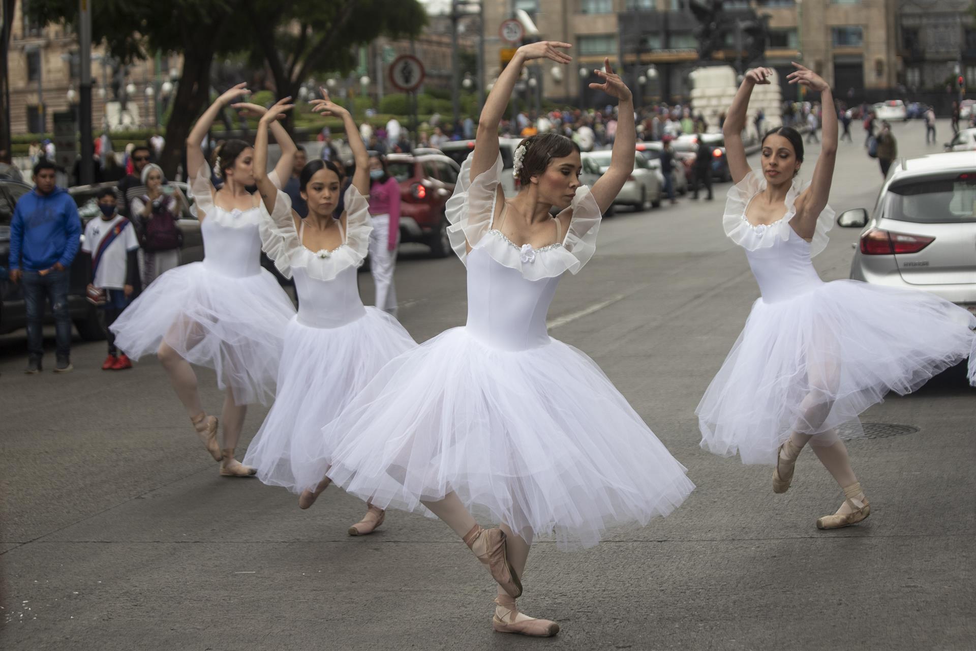 Bailarines de la compañía de danza Ardentía presentaron un espectáculo de ballet hoy en las calles de la Ciudad de México (México). EFE/Isaac Esquivel
