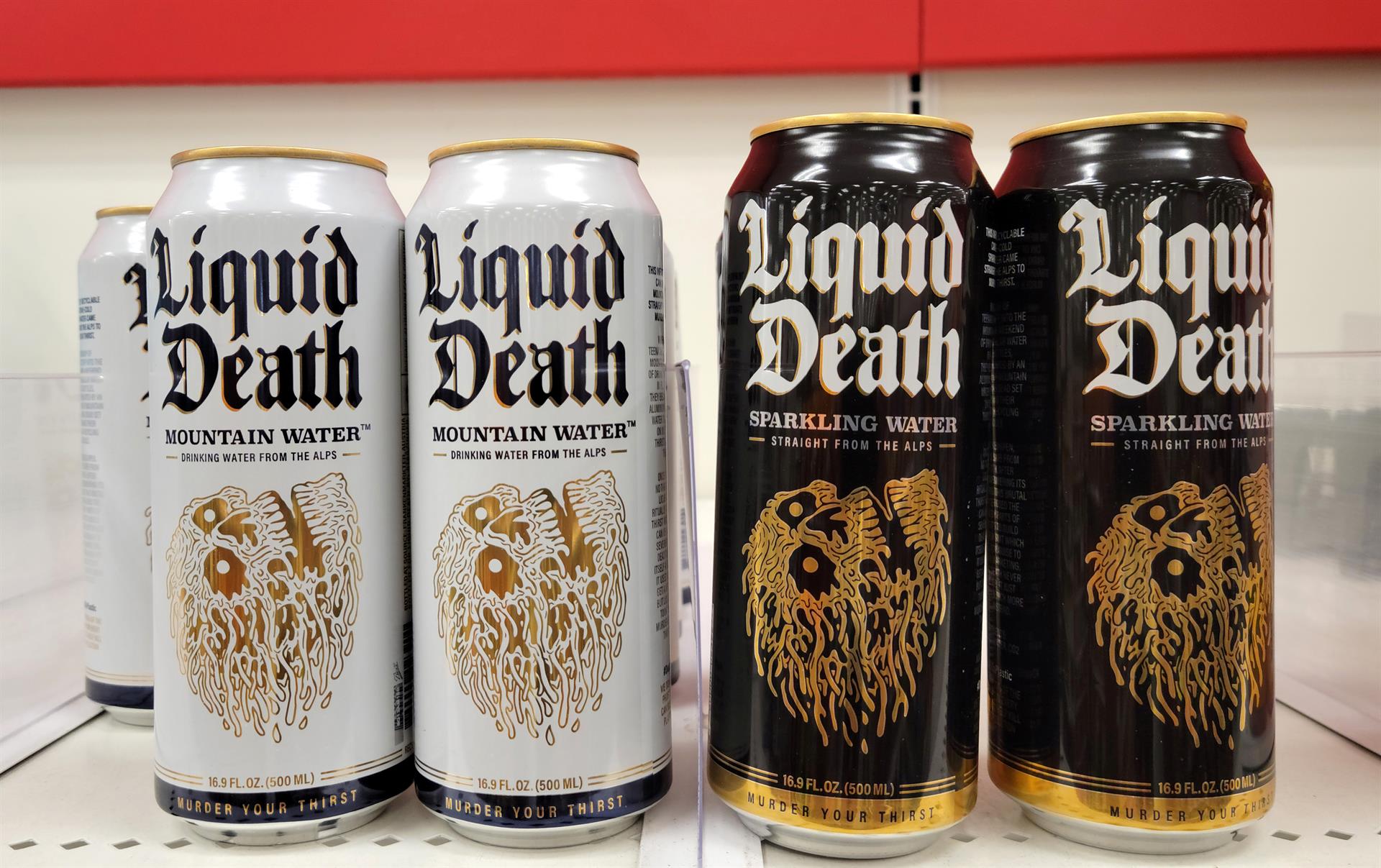 Agua en lata triunfa en EEUU y una startup ahora vale 700 millones de dólares Fotografía de unas cajas de agua con sabores de mango (izq.) y lima (dcha.) de la startup de agua enlatada Liquid Death expuestas a la venta este jueves en un supermercado de Miami, Florida (EE. UU). EFE/Latif Kassidi