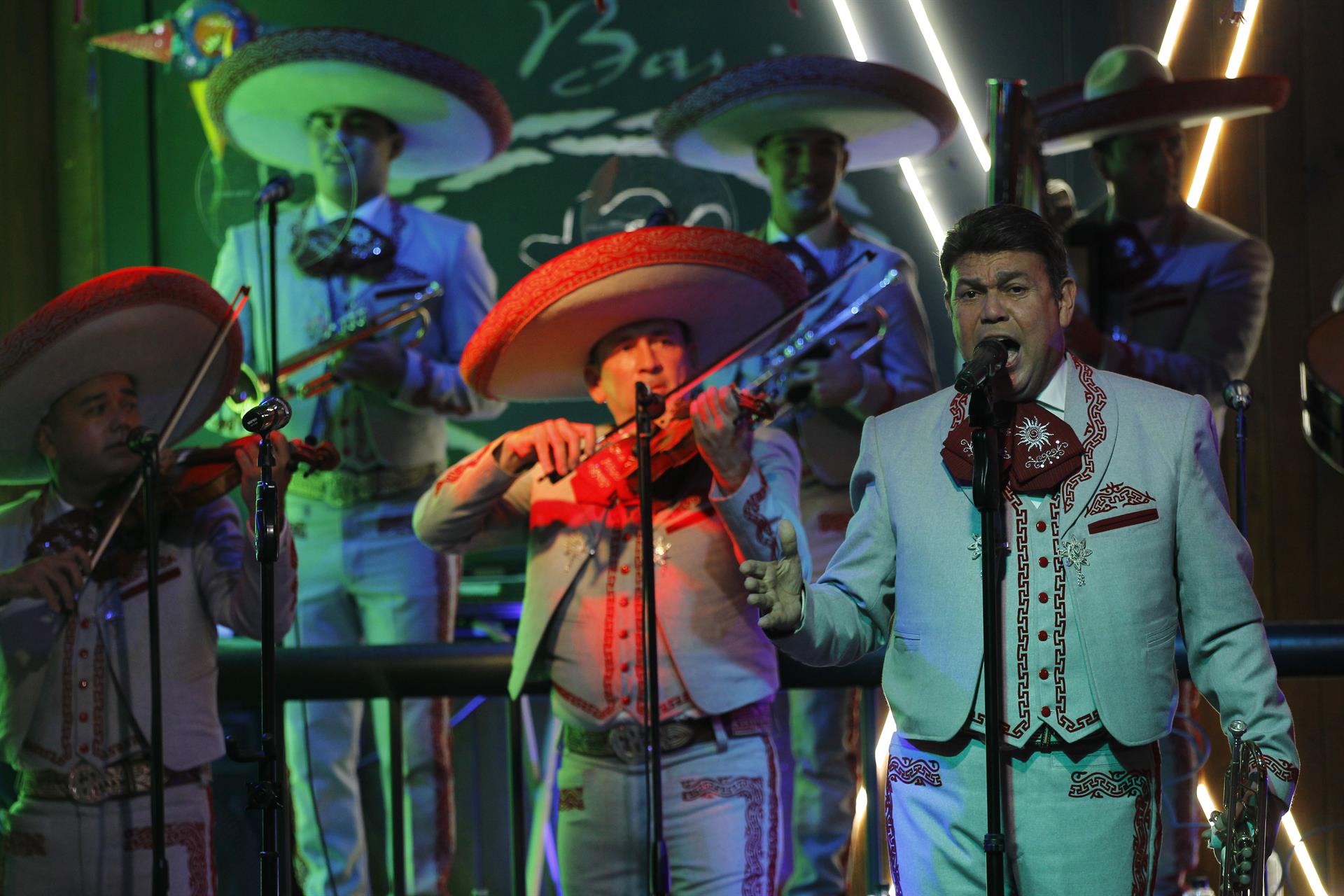 El director y fundador del Mariachi Sol de México, José Hernández, canta con su agrupación el 11 de octubre de 2022, en Guadalajara, Jalisco (México). EFE/ Francisco Guasco
