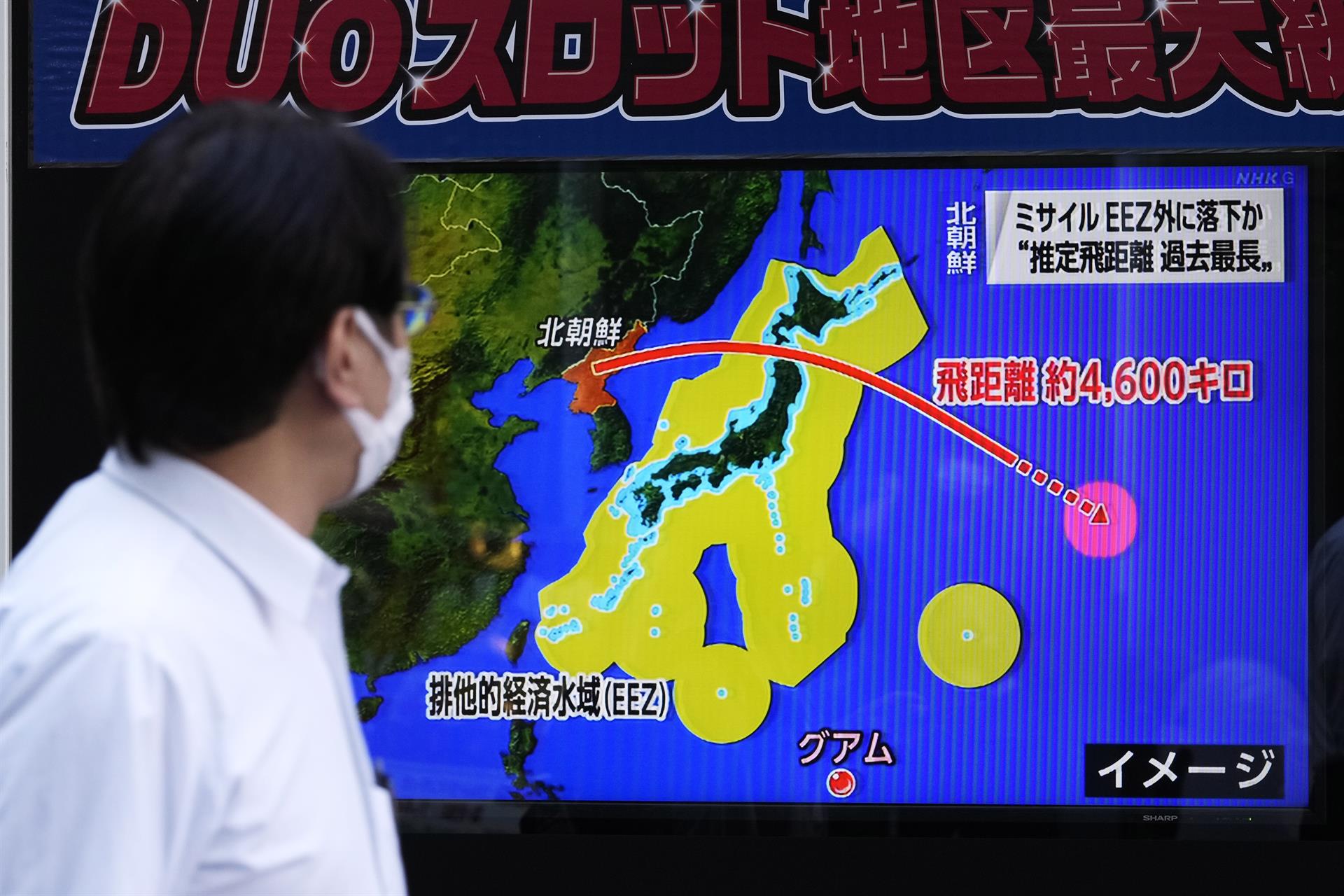 Un hombre se para a mirar una infografía sobre el lanzamiento de un misil balístico de Corea del Norte que sobrevoló territorio japonés, este martes en Tokio (Japón). EFE/ Kimimasa Mayama
