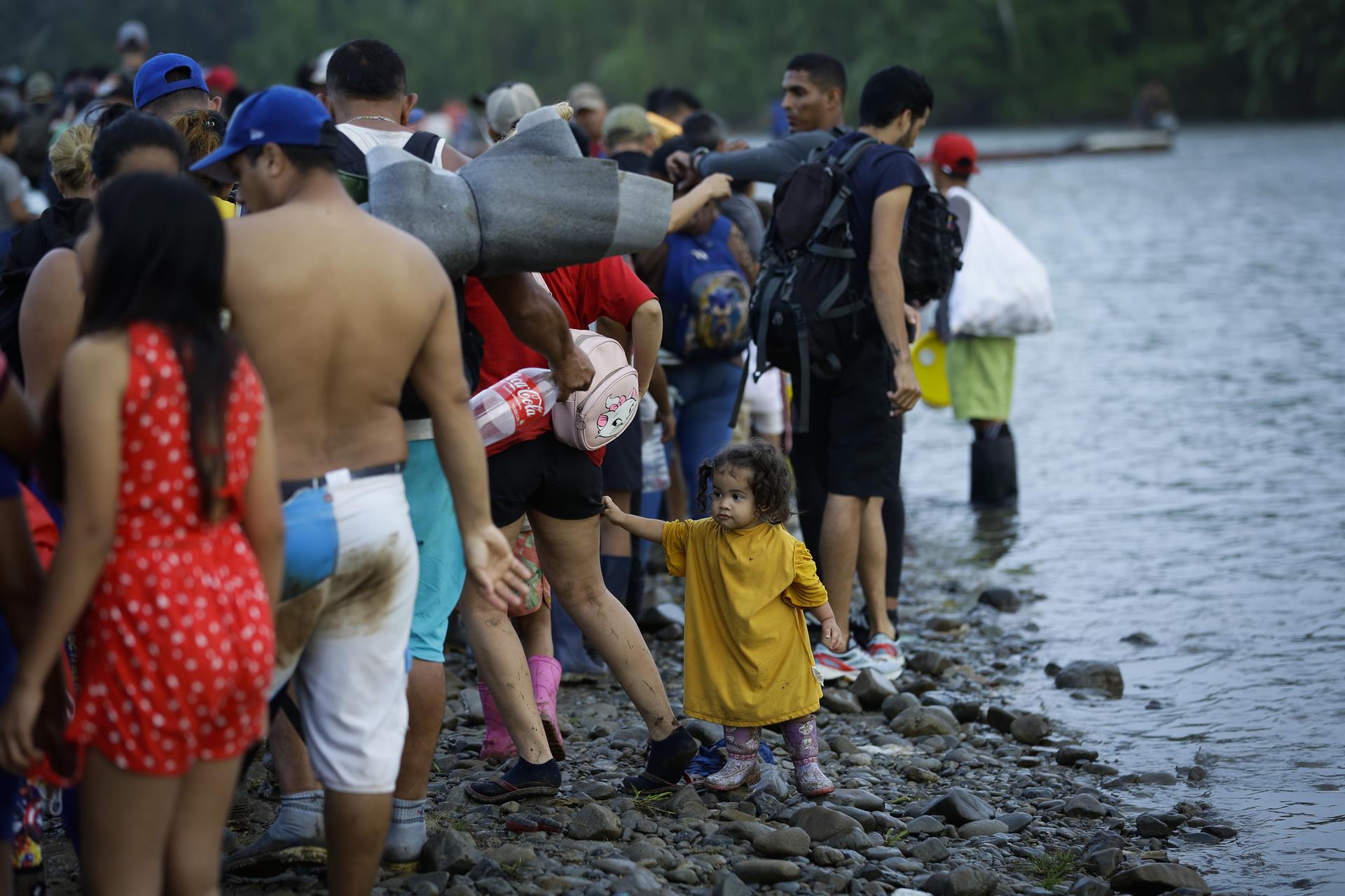 Migrantes hacen fila para ser enviados a una estación de recepción migratoria (ERM) de San Vicente en Metetí, en el pueblo de Bajo Chiquito (Panamá). Imagen de archivo. EFE/ Bienvenido Velasco
