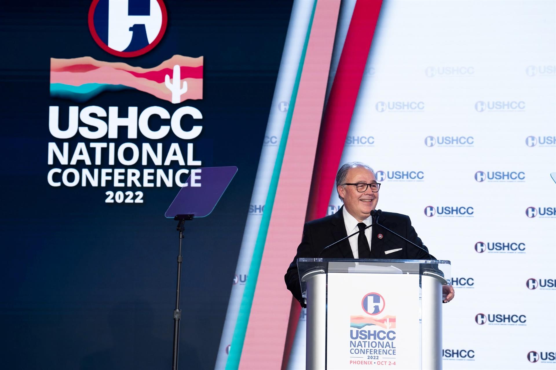 Fotografía cedida por la Cámara Hispana de Comercio de Estados Unidos (USHCC) donde aparece su presidente, Ramiro Cavazos, mientras habla durante la Conferencia Nacional de la organización celebrada del 2 al 4 de octubre de 2022 en Phoenix, Arizona. EFE/USHCC /SOLO USO EDITORIAL /NO VENTAS /SOLO DISPONIBLE PARA ILUSTRAR LA NOTICIA QUE ACOMPAÑA /CRÉDITO OBLIGATORIO
