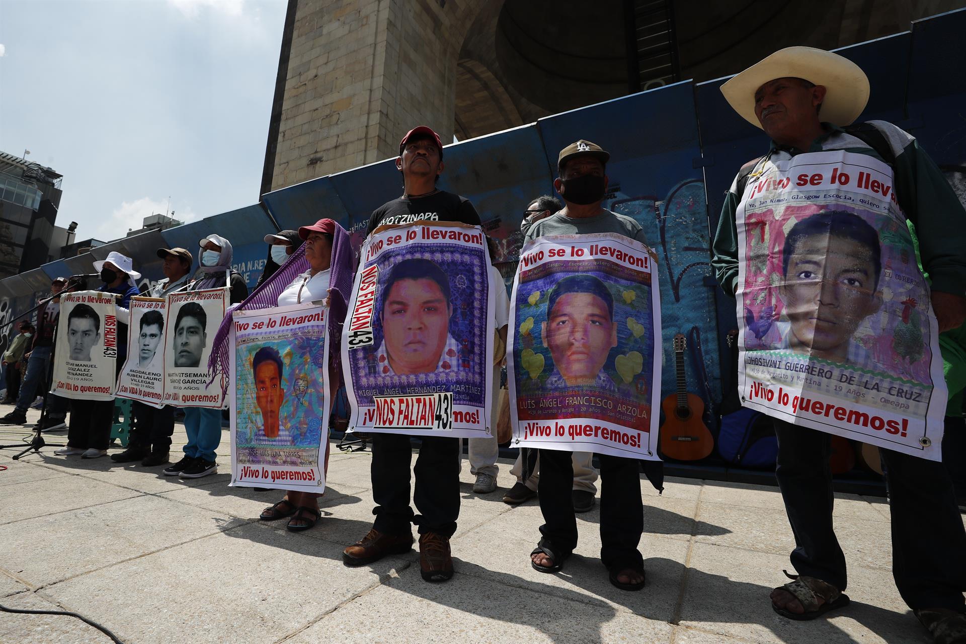 Fotografía de archivo de activistas y familiares de los estudiantes desaparecidos de Ayotzinapa que realizan una jornada de protesta político-cultural, en el Monumento a la Revolución en Ciudad de México (México). EFE/José Méndez
