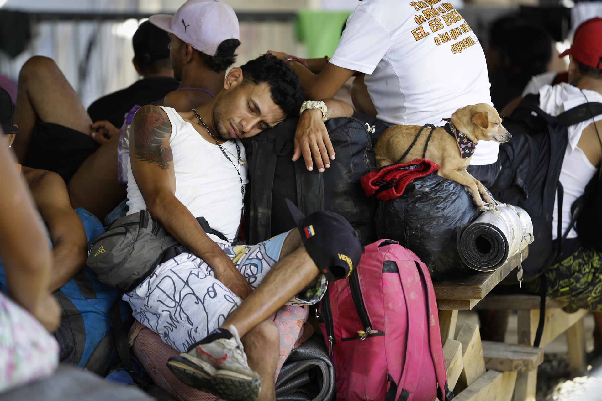 Un migrante venezolano duerme en una estación de recepción migratoria (ERM) de San Vicente (Panamá). EFE/ Bienvenido Velasco
