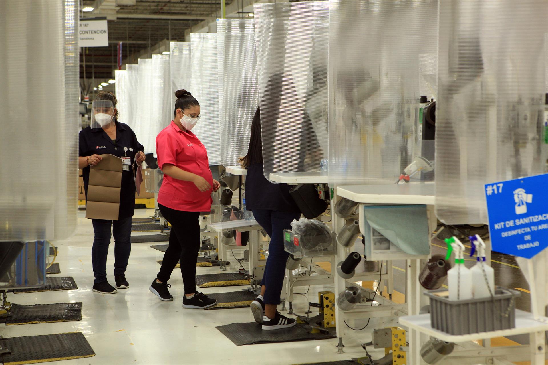 Fotografía de archivo que muestra a empleadas mientras trabajan en una fábrica de maquila, en Ciudad Juárez, estado de Chihuahua (México). EFE/ Luis Torres
