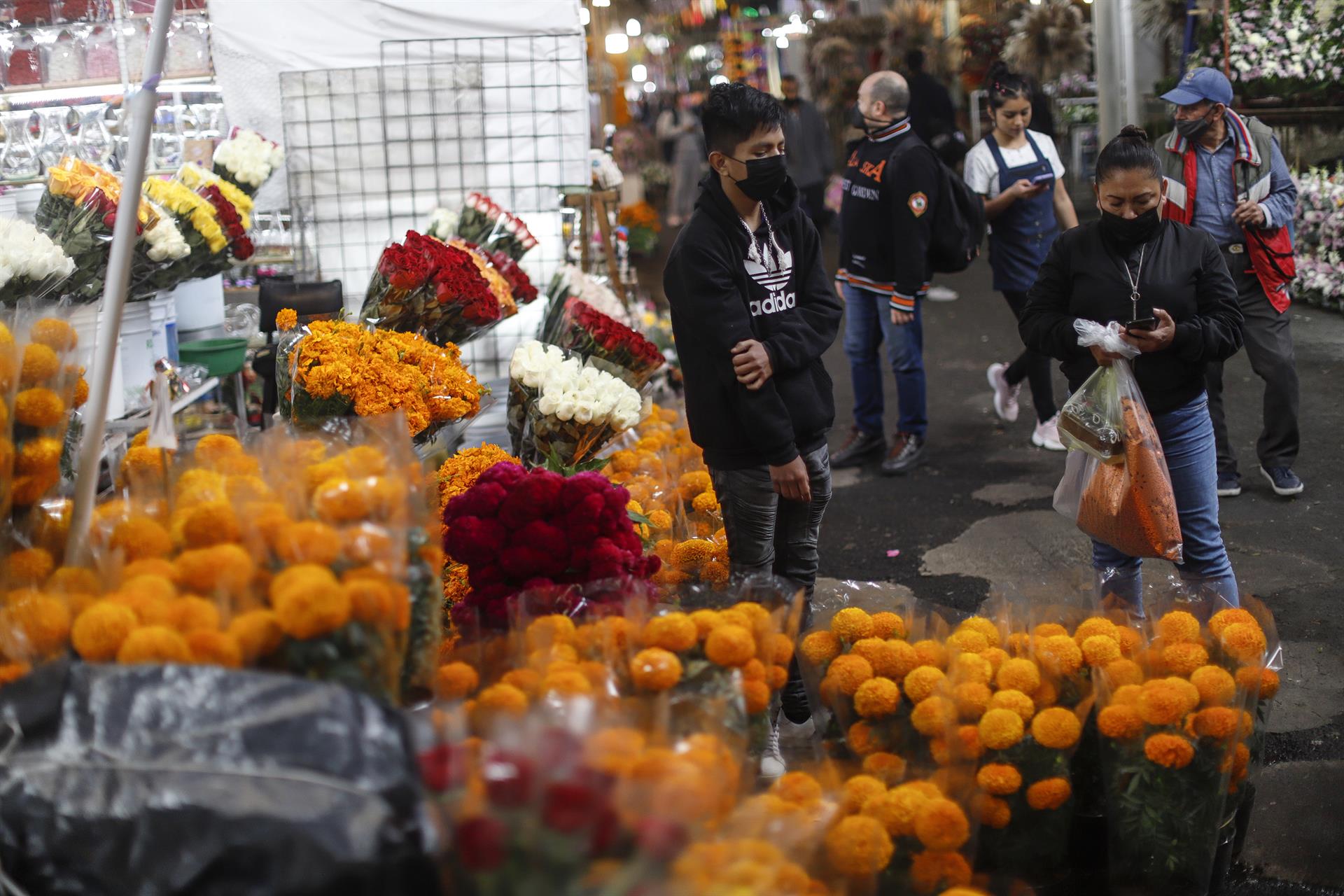 EEUU recuerda de restricciones a importación de productos en Día de Muertos Comerciantes venden flores en el mercado de Jamaica, el 30 de octubre de 2022, en Ciudad de México (México). EFE/ Isaac Esquivel