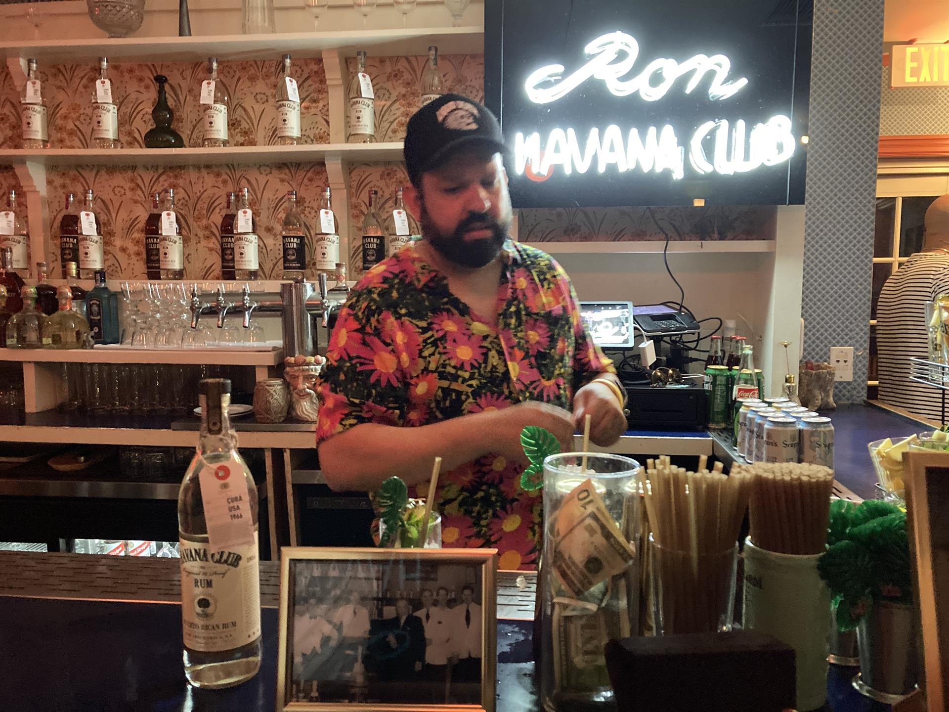 Un camarero prepara bebidas con unas botellas de la edición especial del ron Havana Club hoy lunes en Miami Beach, Florida (EE. UU). EFE/Ivonne Malaver
