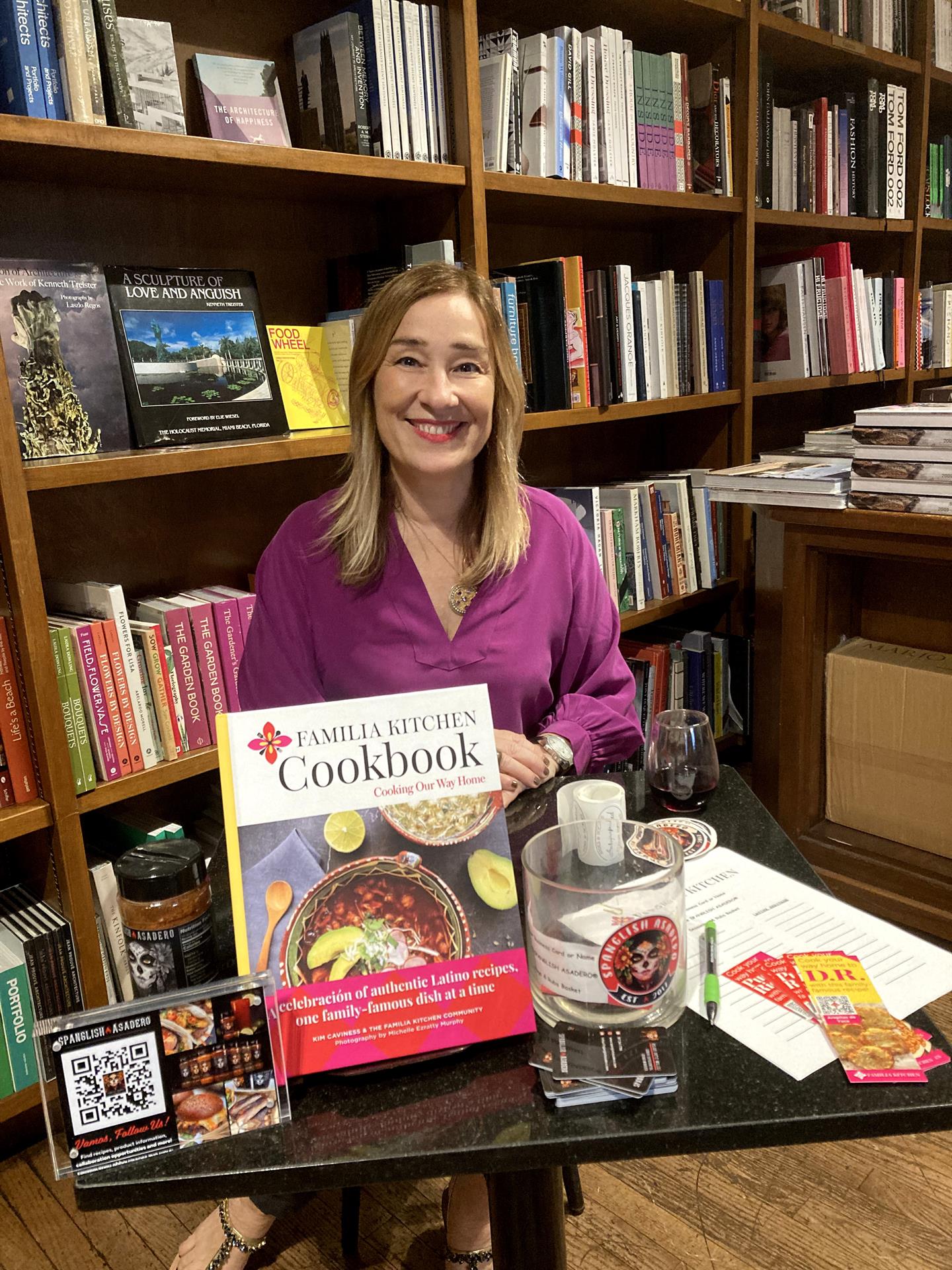 Un jalapeño desubicado inspiró la comunidad culinaria Familia Kitchen La periodista y escritora culinaria Kim Caviness posa junto a su libro "Familia Kitchen Cookbook", durante una entrevista con Efe el 7 de octubre de 2022 en Miami, Florida (EE.UU). EFE/Ivonne Malaver