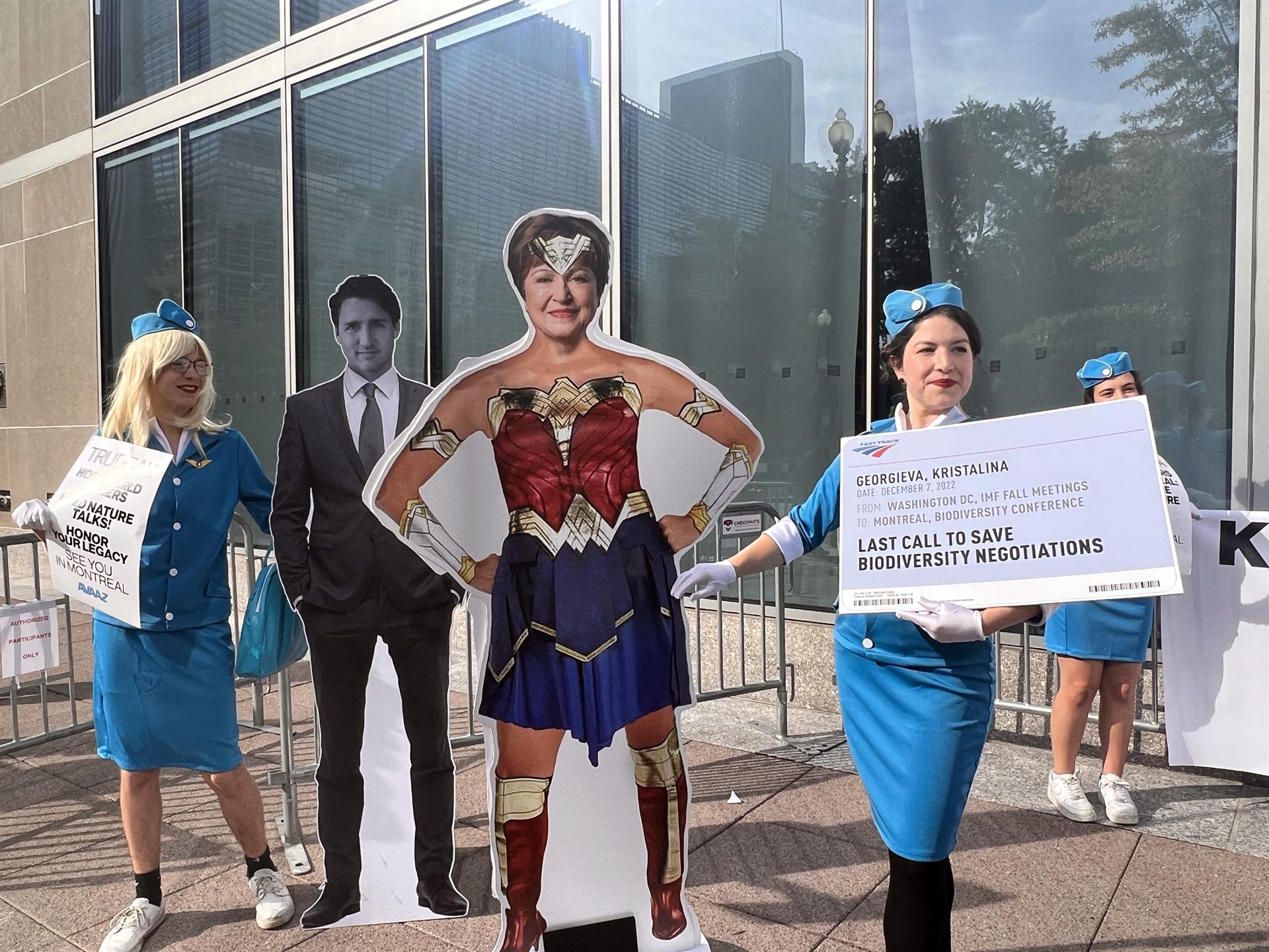 Miembros del grupo activista Avaaz sostienen una figura de cartón de la directora gerente del Fondo Monetario Internacional (FMI), Kristalina Georgieva, vestida de 
