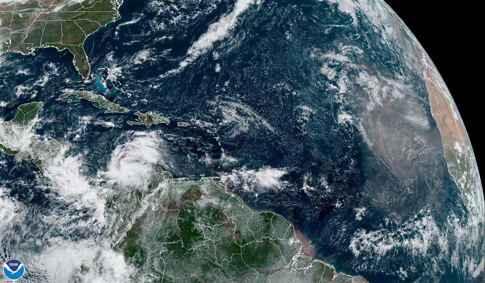 Imagen satelital cedida hoy viernes por la Oficina Nacional de Administración Oceánica y Atmosférica de Estados Unidos (NOAA) a través del Centro Nacional de Huracanes (NHC), en la que se muestra el estado del clima en el Atlántico. EFE/NOAA-NHC /SOLO USO EDITORIAL /NO VENTAS /SOLO DISPONIBLE PARA ILUSTRAR LA NOTICIA QUE ACOMPAÑA /CRÉDITO OBLIGATORIO
