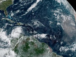 Imagen satelital cedida hoy viernes por la Oficina Nacional de Administración Oceánica y Atmosférica de Estados Unidos (NOAA) a través del Centro Nacional de Huracanes (NHC), en la que se muestra el estado del clima en el Atlántico. EFE/NOAA-NHC /SOLO USO EDITORIAL /NO VENTAS /SOLO DISPONIBLE PARA ILUSTRAR LA NOTICIA QUE ACOMPAÑA /CRÉDITO OBLIGATORIO
