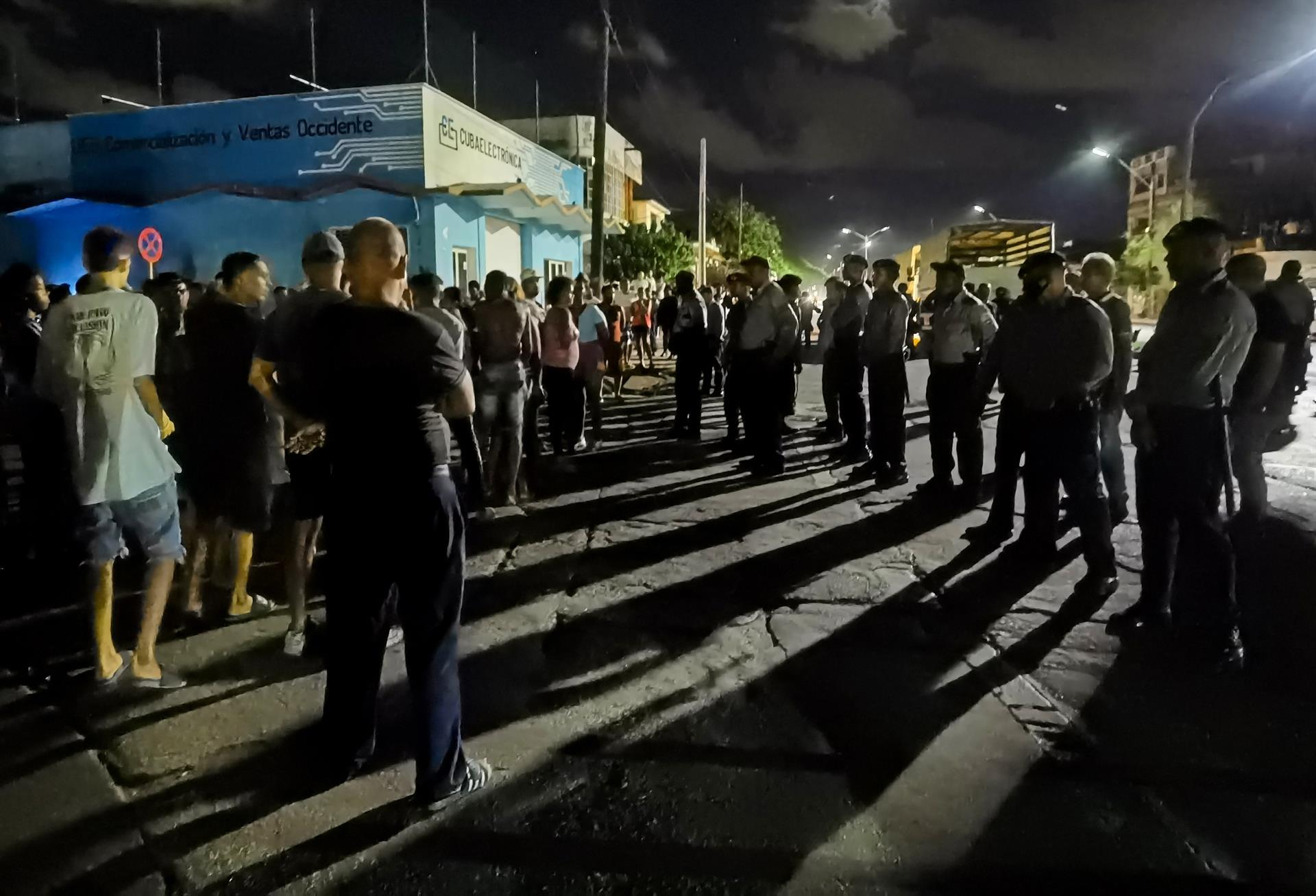 Varias personas se manifiestan exigiendo regrese la electricidad y comida, durante la noche del 30 de septiembre del 2022, hoy, en La Habana (Cuba). EFE/ Yander Zamora MÁXIMA CALIDAD DISPONIBLE
