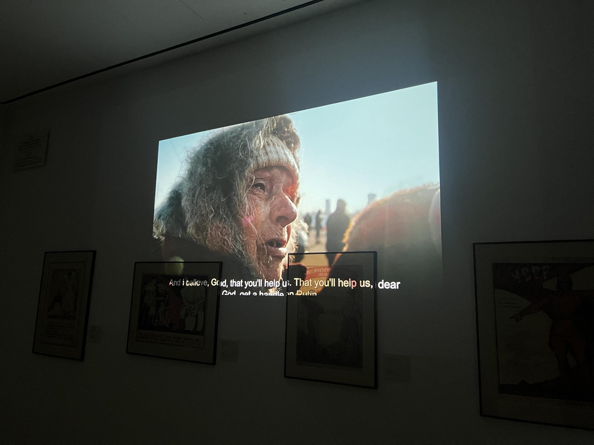 Fotografía de una proyección de video en el interior del Museo Ucraniano, el 6 de octubre de 2022, en Nueva York (Estados Unidos). EFE/ Nora Quintanilla
