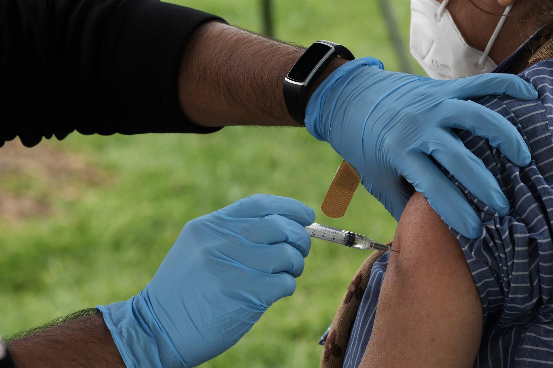 Un hombre recibe una vacuna contra el covid-19 durante un evento de vacunación en el Centro Kennedy de Washington. EFE/Lenin Nolly
