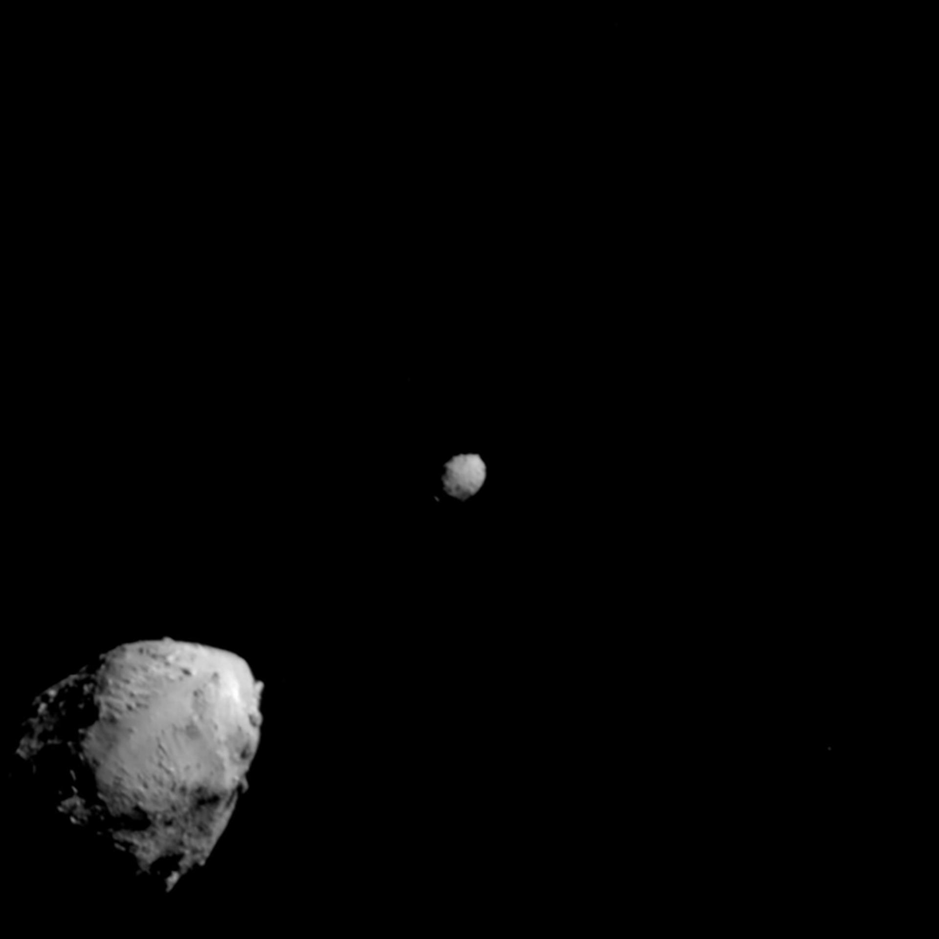 Imagen cedida por la NASA donde se muestra el asteroide Didymos (izq.) y su luna, Dimorphos (dcha.), unos 2,5 minutos antes del impacto de la nave espacial DART el 26 de septiembre. EFE/NASA/Johns Hopkins APL /SOLO USO EDITORIAL /NO VENTAS /SOLO DISPONIBLE PARA ILUSTRAR LA NOTICIA QUE ACOMPAÑA /CRÉDITO OBLIGATORIO
