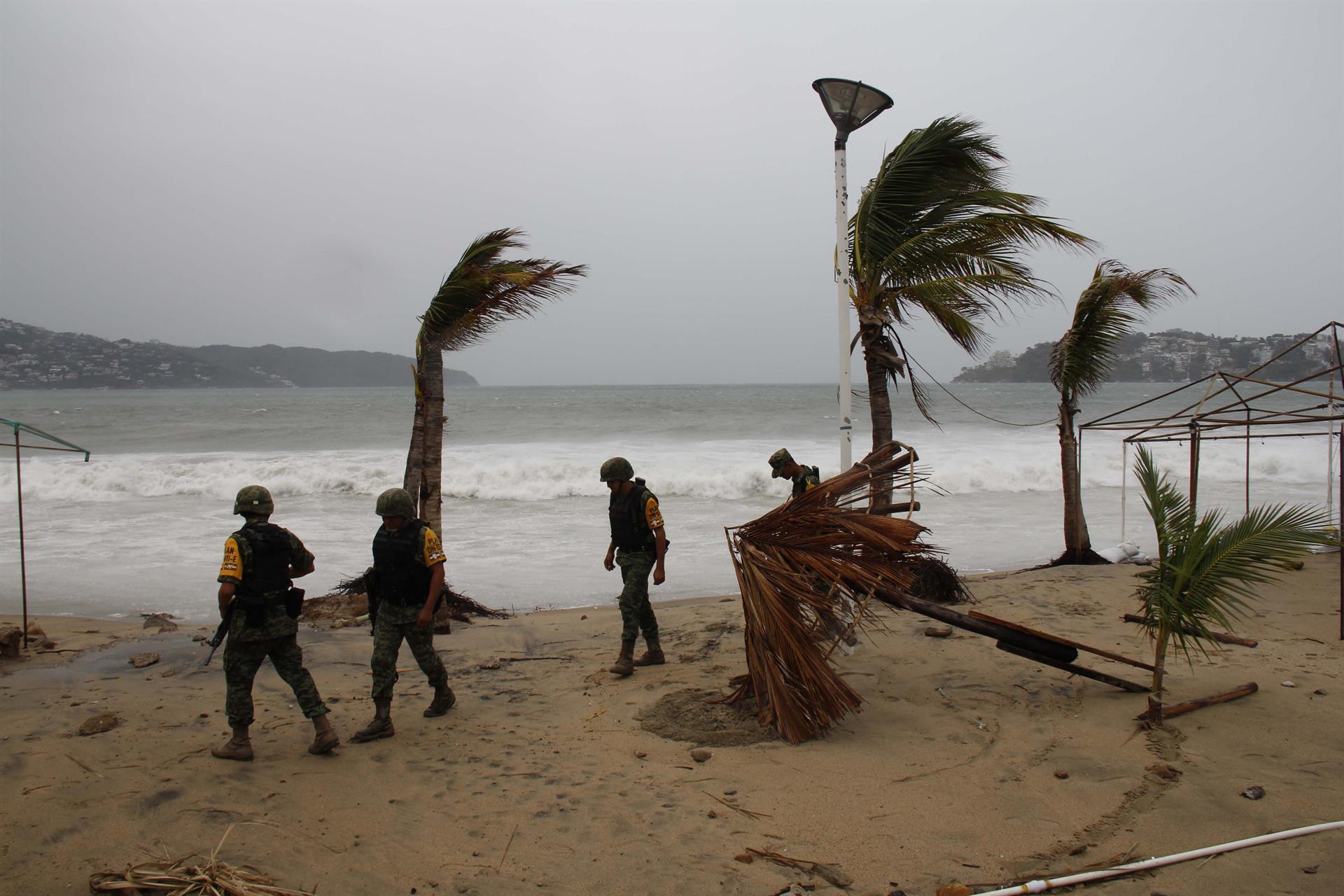 Fotografía de archivo de miembros del Ejército mexicano que recorren las zonas afectadas por un huracán en el puerto de Acapulco (México). EFE/Francisca Meza
