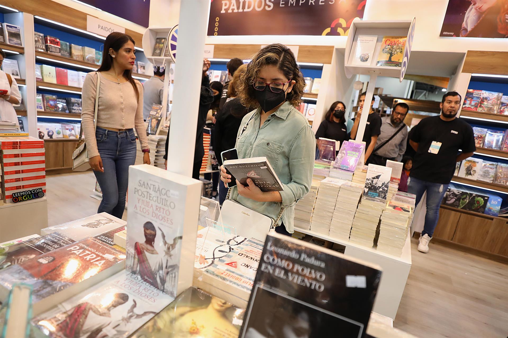 Personas asisten a la edición 30 de la Feria Internacional del Libro (FIL), hoy en Monterrey, Nuevo León (México). EFE/Antonio Ojeda
