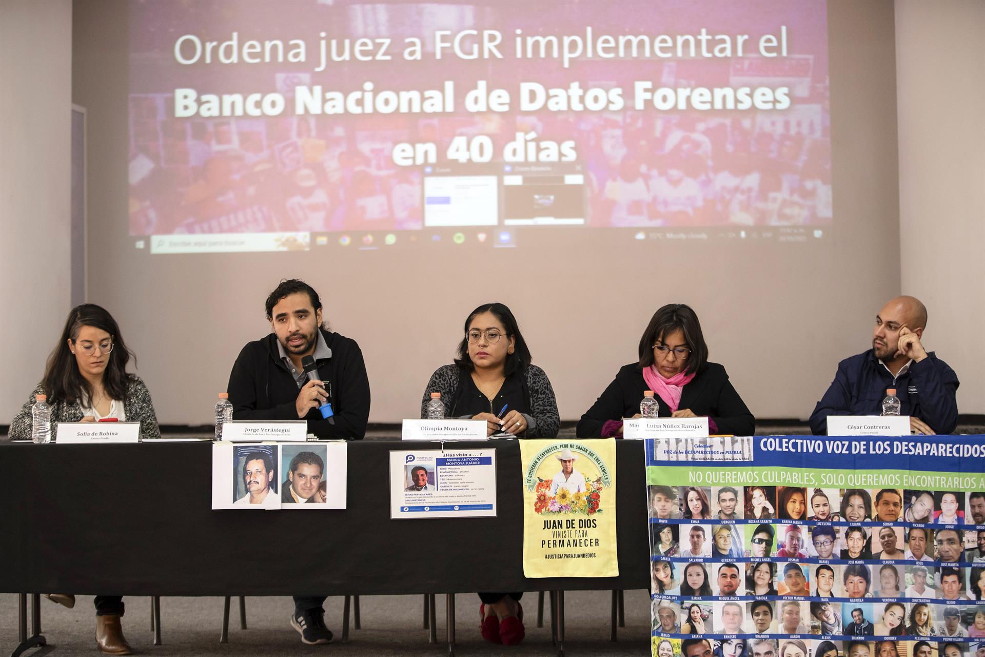 La abogada Sofía de Robina (i), el integrante de la Glorieta de las y los Desaparecidos, Jorge Verástegui (2-i), Olimpia Montoya familiar de una persona desaparecida en Guanajuato (c), la integrante del Colectivo Voz de los Desaparecidos Puebla, María Luisa Núñez (2-d) y el colaborador en el Área de Defensa Integral en Centro de Derechos Humanos Miguel Agustín Pro Juárez AC, César Contreras (d), participan hoy en una conferencia de prensa en Ciudad de México (México). EFE/Isaac Esquivel
