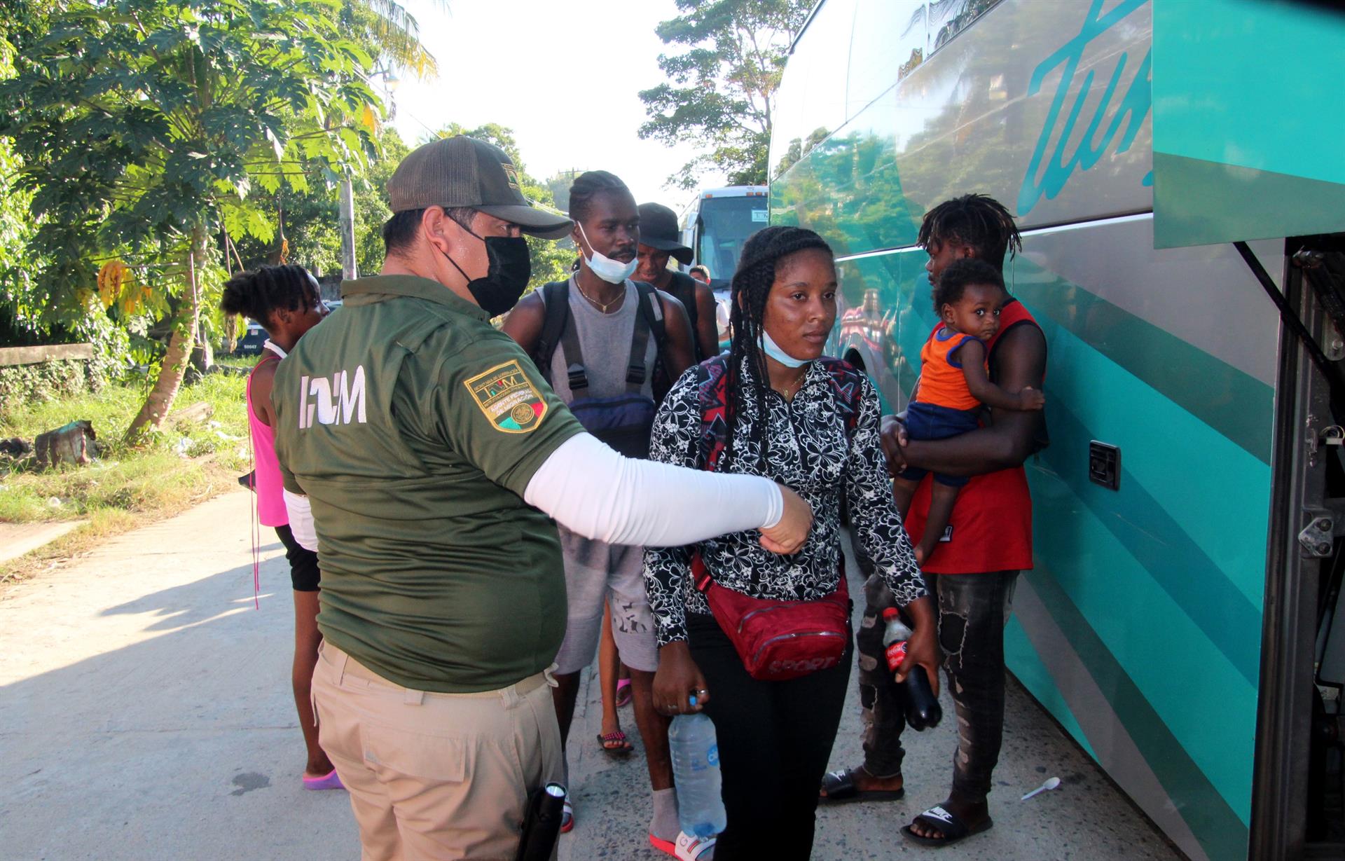 Migrantes centroamericanos y haitianos hacen fila para abordar autobuses. Imagen de archivo. EFE/Juan Manuel Blanco
