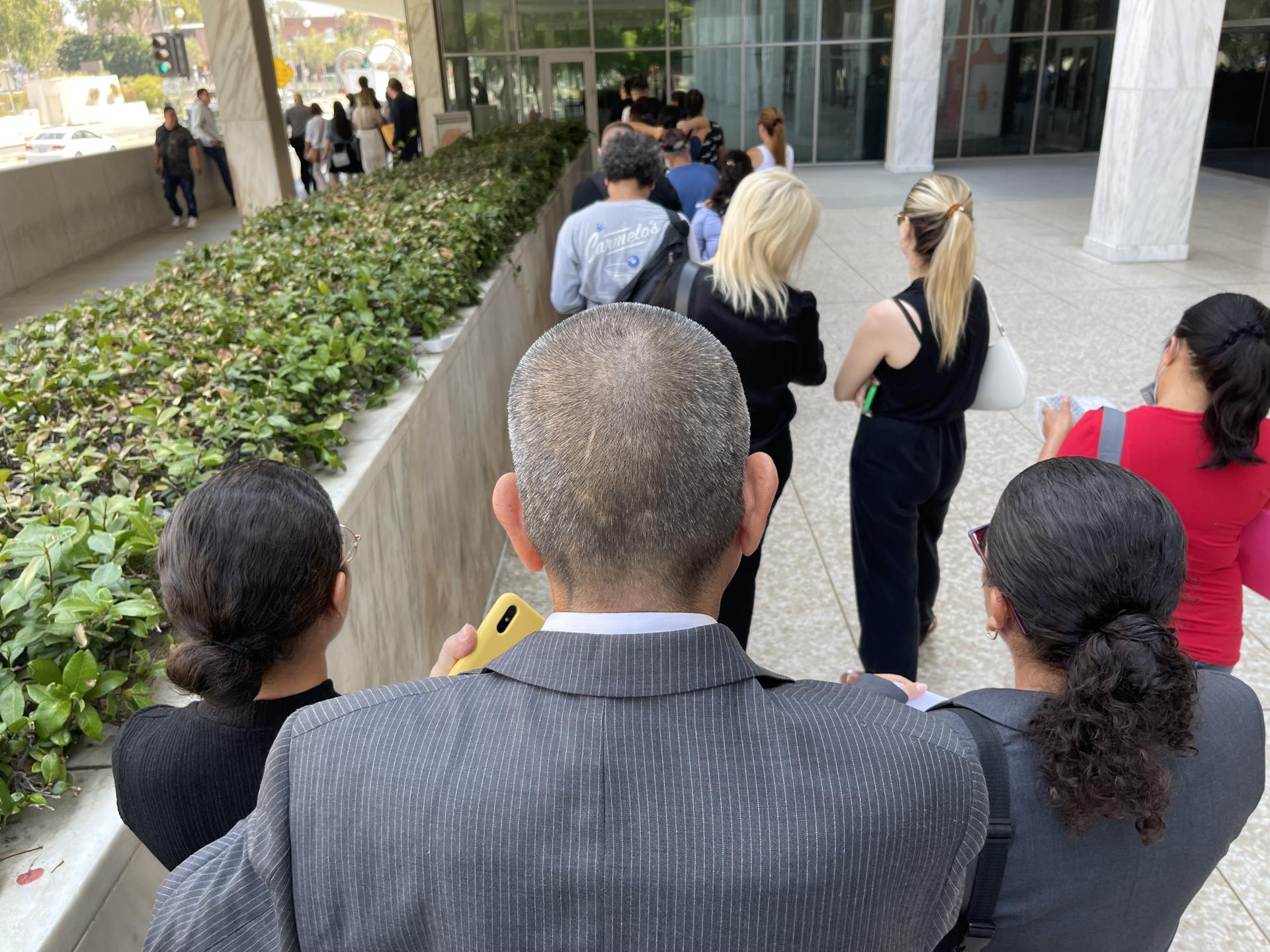 Imagen de archivo que muestra a varias personas esperando en fila para ingresar a la corte de inmigración el 12 de julio en Los Ángeles, California (EE.UU.). EFE/ Ana Milena Varón
