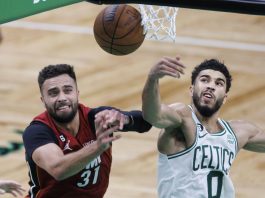 El escolta de los Heat de Miami Max Strus (i) y el alero de los Celtics de Boston Jayson Tatum (d) luchan por el balón suelto. EFE/EPA/CJ GUNTHER
