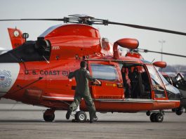 Un helicóptero de la Guardia Costera rescató al joven, quien se hallaba consciente y de inmediato fue trasladado al aeropuerto New Orleans Lakefront, donde lo esperaban personal de emergencia. Imagen de archivo. EFE/JIM LO SCALZO
