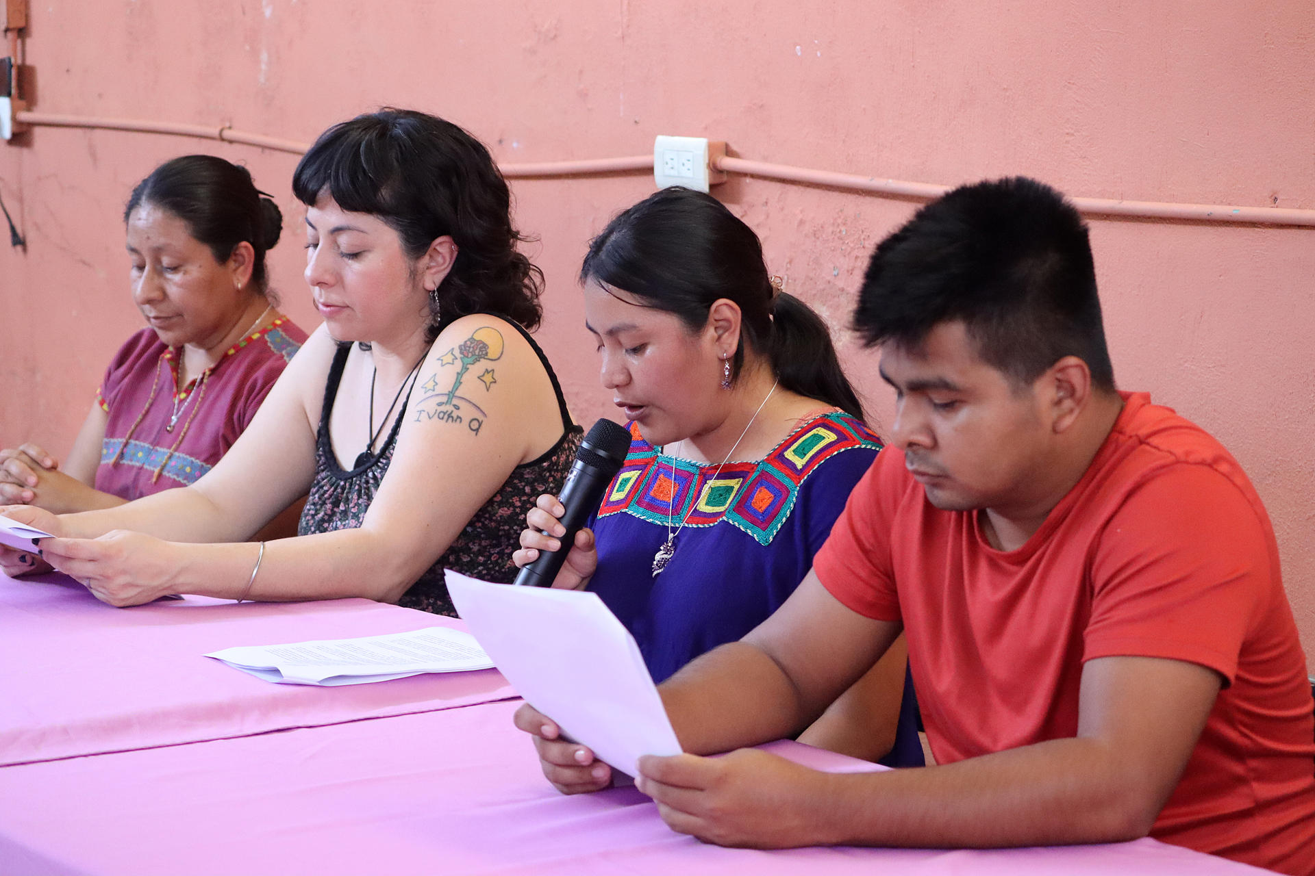 Los representantes del colectivo Promotores de Liberación Migrante, Julissa García (c), y del albergue de la 72, David Ruiz (d), participan hoy en una rueda de prensa en la ciudad de Tapachula, estado de Chiapas (México).  EFE/Juan Manuel Blanco
