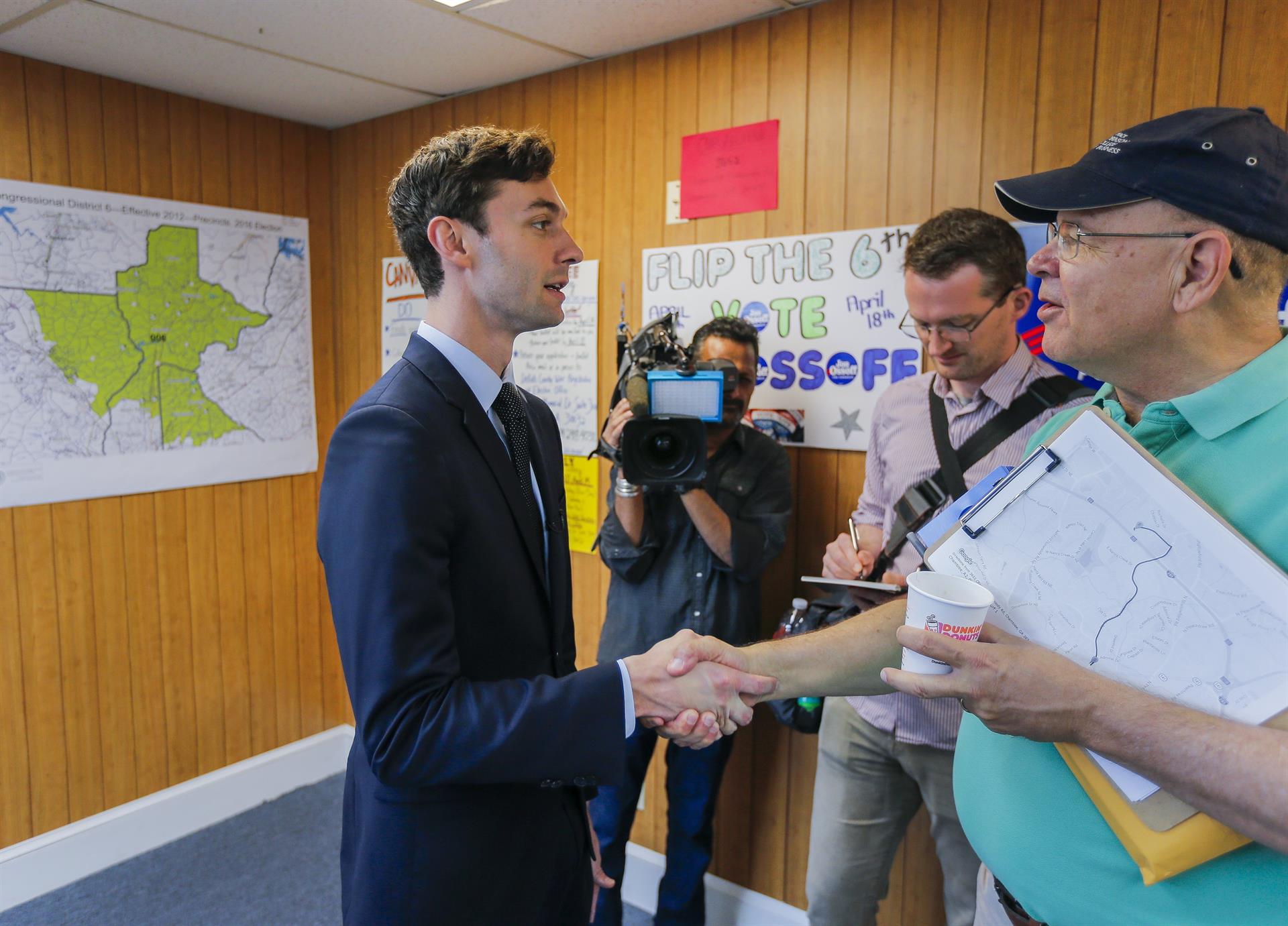 Senado de EEUU expone tratamientos médicos inquietantes a migrantes detenidas Imagen de archivo del senador demócrata Jon Ossof. EFE/ERIK S. LESSER