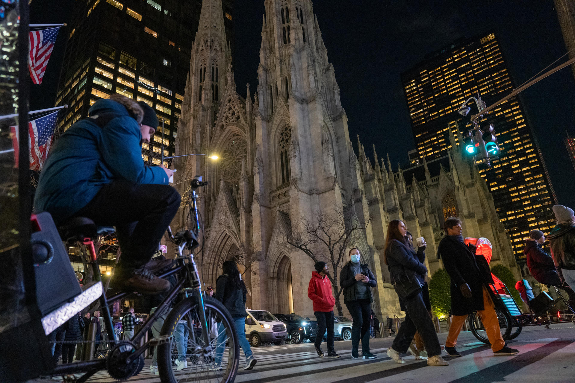 Personas caminan hoy frente a la Catedral de San Patricio, en Nueva York (EE.UU). EFE/ Ángel Colmenares
