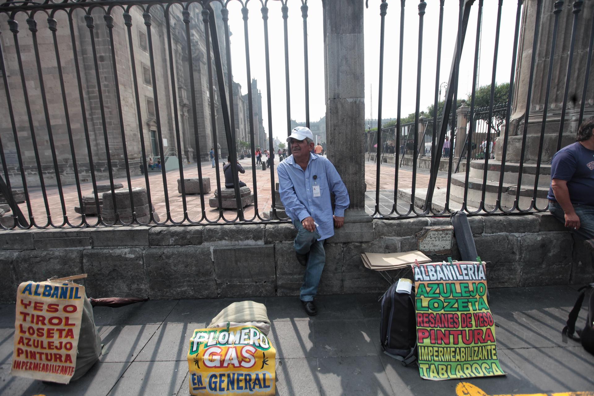 Fotografía de archivo de un hombre que se ofrece para trabajar en Ciudad de México (México). ARCHIVO/EFE/Sáshenka Gutiérrez
