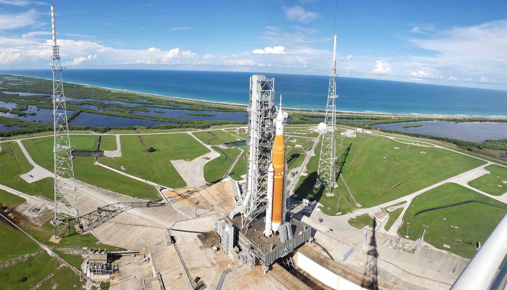 Fotografía del 15 de septiembre de 2022 cedida por la NASA donde se aprecia una vista del sistema de lanzamiento espacial Artemis I (SLS) y la nave espacial Orion sobre el lanzador móvil instalados en la plataforma de lanzamiento 39B en el Centro Espacial Kennedy de la NASA en Florida. EFE/Jason Parrish/NASA /SOLO USO EDITORIAL /NO VENTAS /SOLO DISPONIBLE PARA ILUSTRAR LA NOTICIA QUE ACOMPAÑA /CRÉDITO OBLIGATORIO
