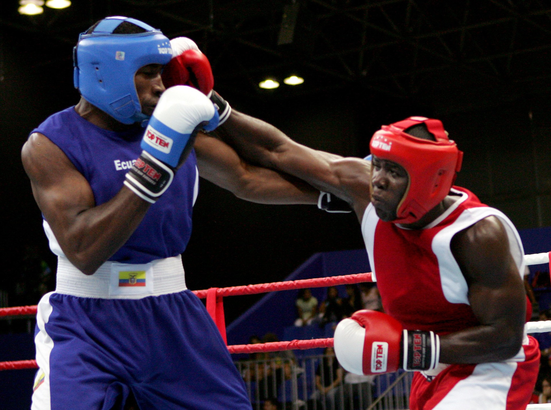Fotografía de archivo del boxeador ecuatoriano Jorge Quiñonez (i) que se enfrenta al haitiano Azea Agustama. EFE/Iván Franco
