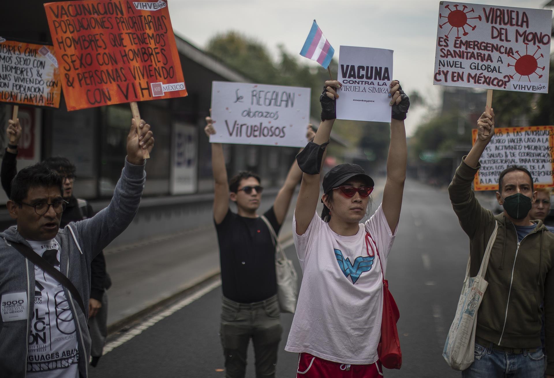 México reporta 3.145 casos de viruela del mono, 138 en la última semana Fotografía de archivo de un grupo de activistas que protestan afuera de las oficinas del Centro Nacional de Programas Preventivos y Control de Enfermedades (Cenaprece), en la Ciudad de México (México). Activistas de la comunidad LGBT protestaron este viernes frente a las instalaciones del Centro Nacional de Programas Preventivos y Control de Enfermedades (Cenaprece), en la Ciudad de México, por la inacción de las autoridades ante la viruela símica, a la vez que exigieron la llegada de vacunas a México. EFE/Isaac Esquivel
