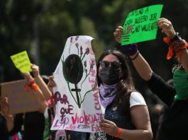 Fotografía de archivo de mujeres y activistas que protestan contra la violencia machista en Ciudad de México (México). EFE/ Sáshenka Gutiérrez
