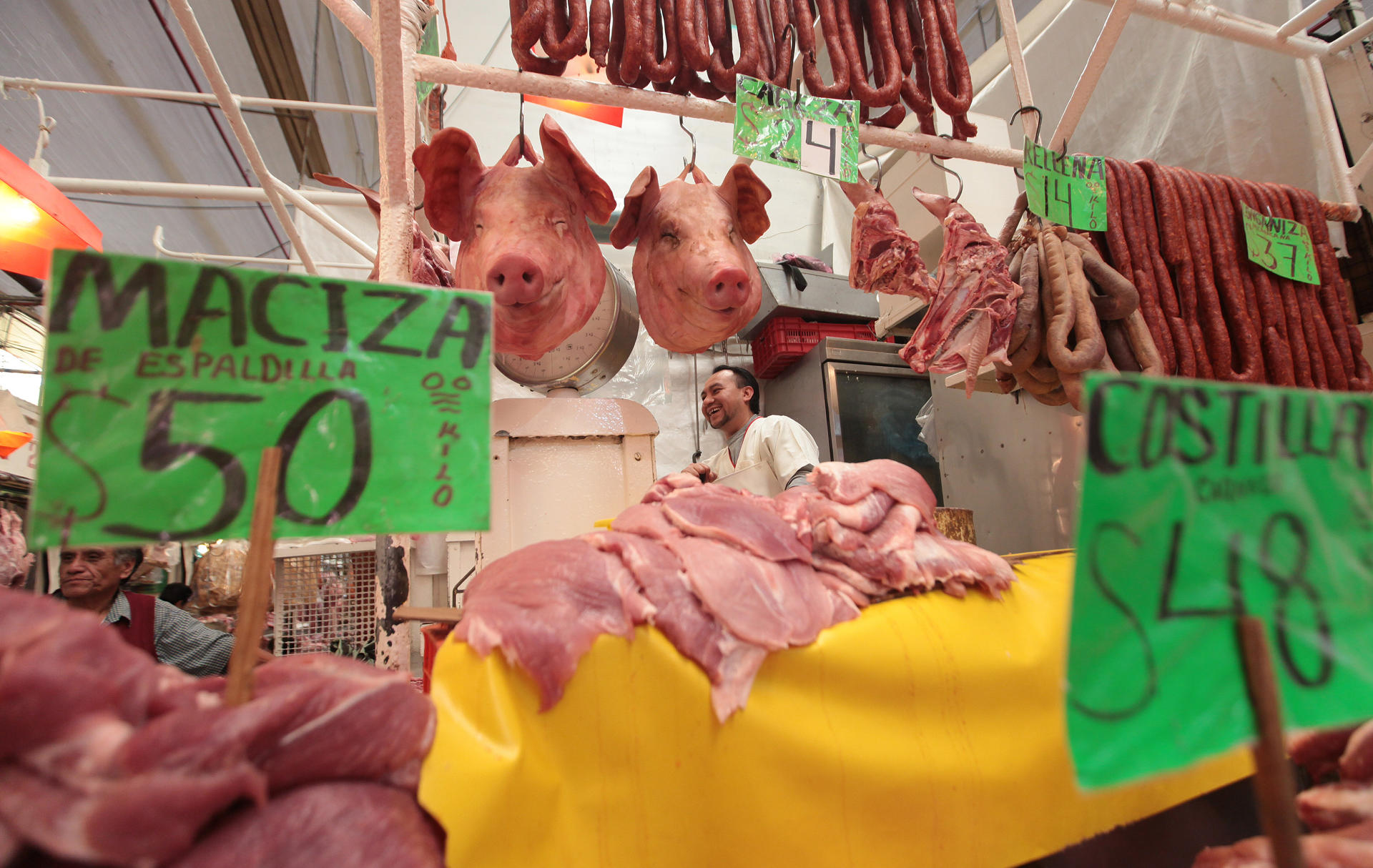 Fotografía de archivo fechada el 11 de agosto de 2018, que muestra una carnicería en un mercado de la Ciudad de México (México). EFE/Sáshenka Gutiérrez
