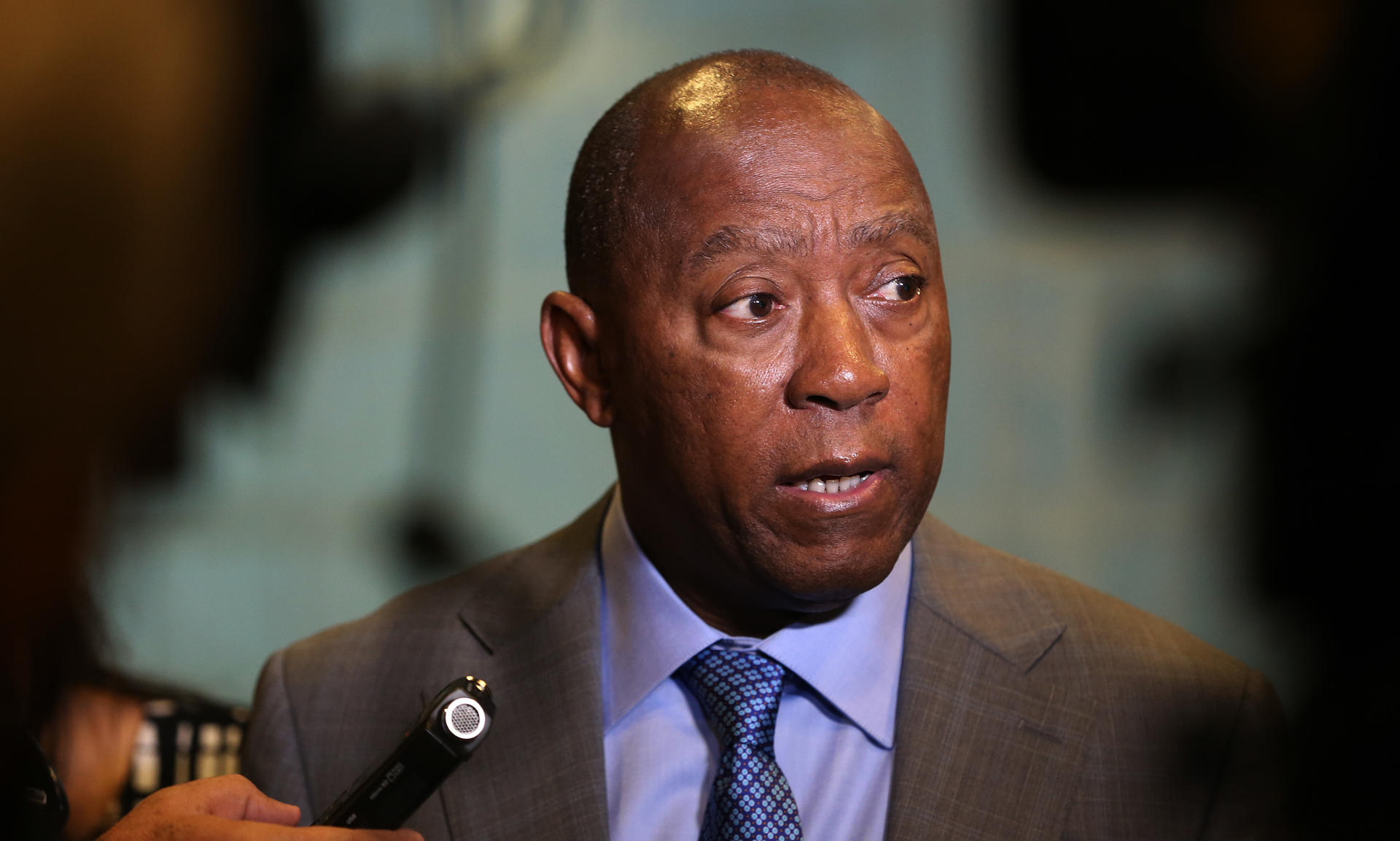 Suspenden clases en Houston por falla en sistema de purificación del agua Fotografía de archivo del alcalde de Houston (Estados Unidos), Sylvester Turner. EFE/Alejandro Ernesto