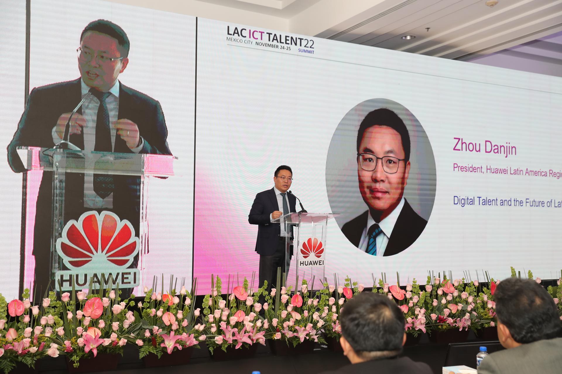 El presidente de la tecnológica china Huawei para América Latina, Zhou Danjin, habla hoy durante su participación en el foro “Cumbre Regional de Talentos en Tecnologías de la Información y la Comunicación” celebrado en la Ciudad de México (México). EFE/Alex Cruz
