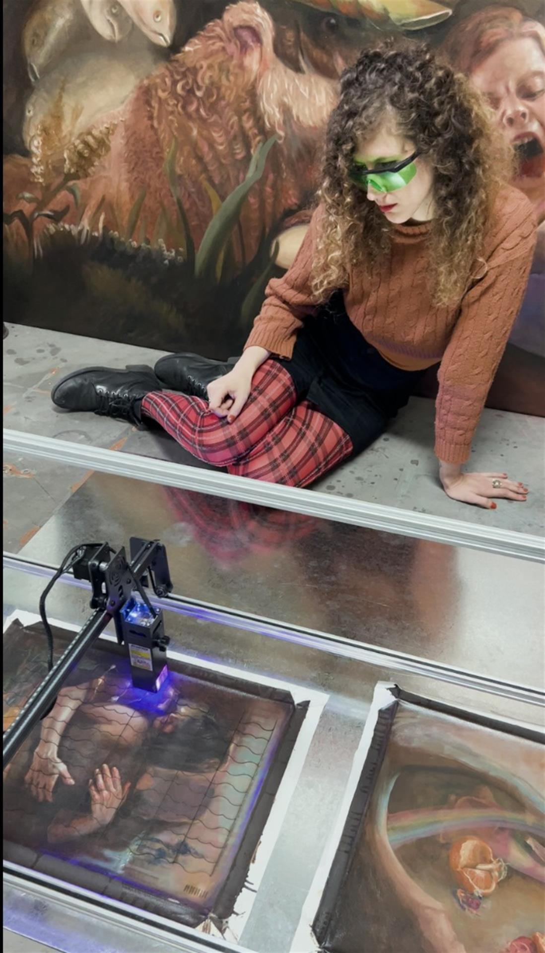 Fotografía cedida por Nektra S.A que muestra a una mujer mientras observa una máquina que escanea y corta con láser una pieza de arte, en Miami (Estados Unidos). EFE/ Nektra S.a
