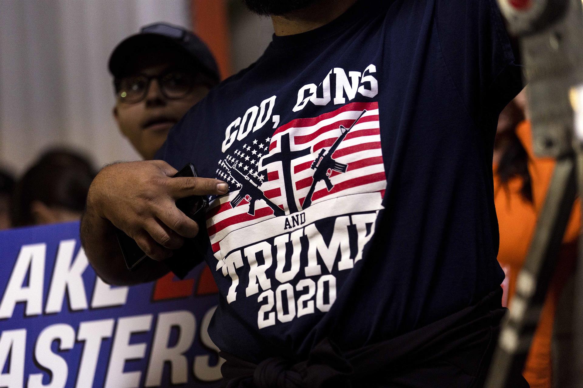 Fotografía de archivo del 06 noviembre donde aparece un simpatizante republicano mientras señala a su camiseta que dice 