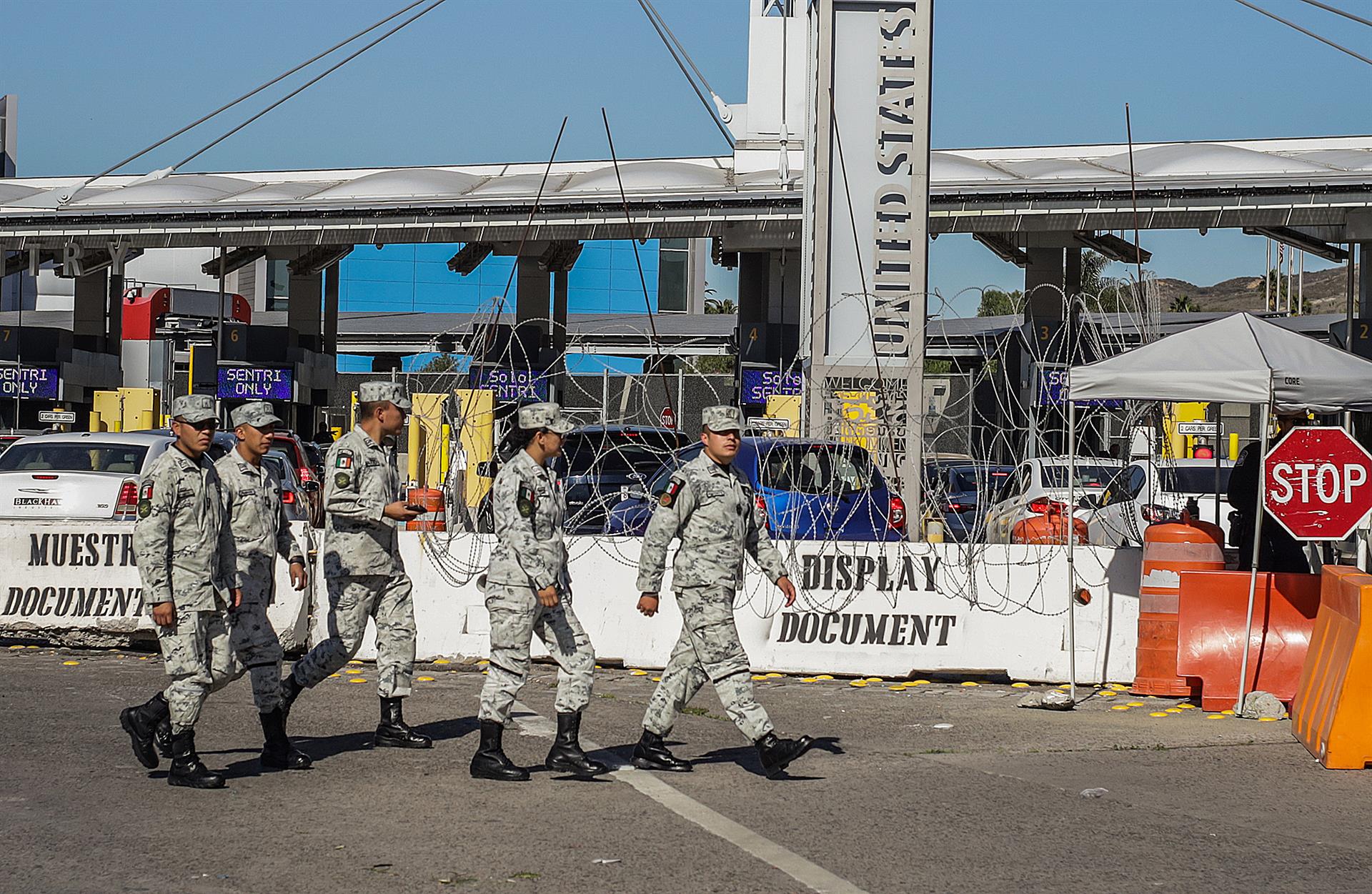 Integrantes de la Guardia Nacional (GN) caminan hoy, por la garita de San Isidro en la frontera hacia Estados Unidos en la ciudad de Tijuana, Baja California (México). EFE/Joebeth Terríquez
