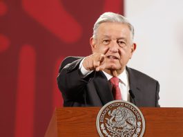 El presidente de México, Andrés Manuel López Obrador, durante su participación en la conferencia matutina, hoy en Palacio Nacional, en la Ciudad de México. EFE/ Isaac Esquivel
